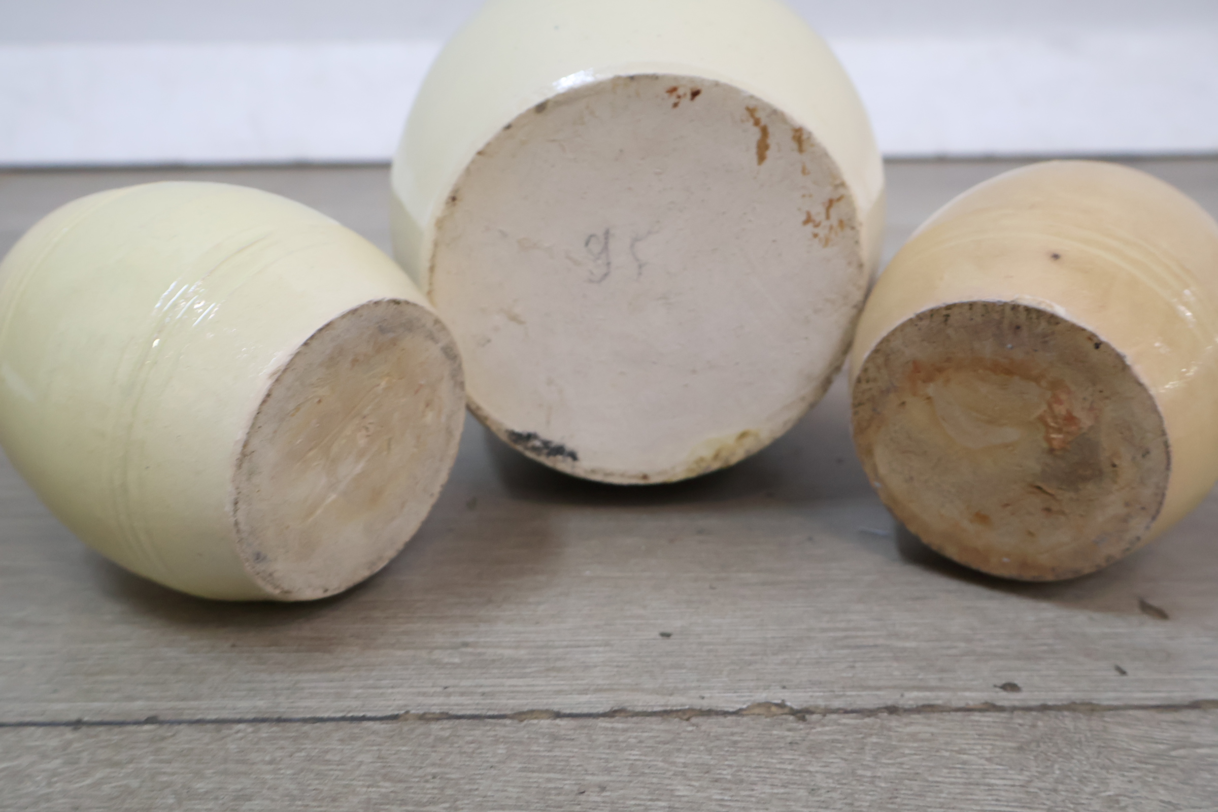 Set van drie geglazuurde voorraadpotten met deksels – foto 8 – kavel bij GSD Auctions, Zoeterwoude
