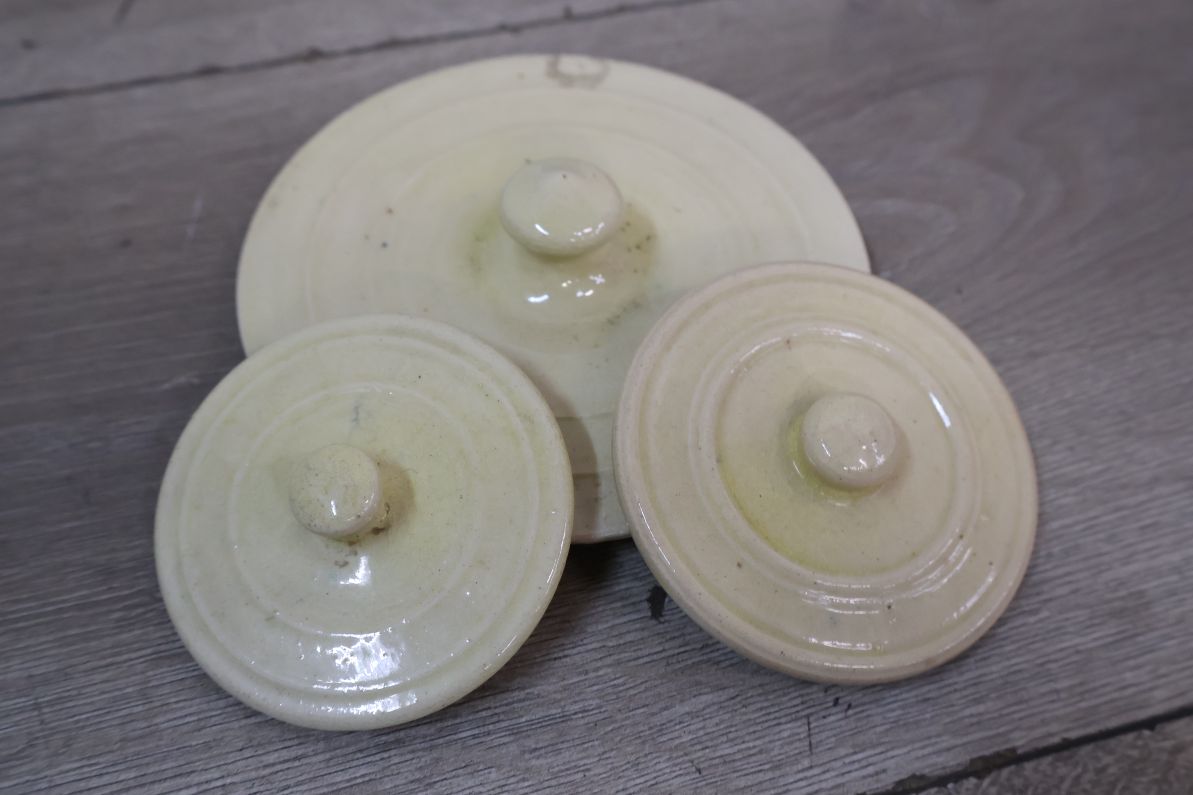 Set van drie geglazuurde voorraadpotten met deksels – foto 9 – kavel bij GSD Auctions, Zoeterwoude