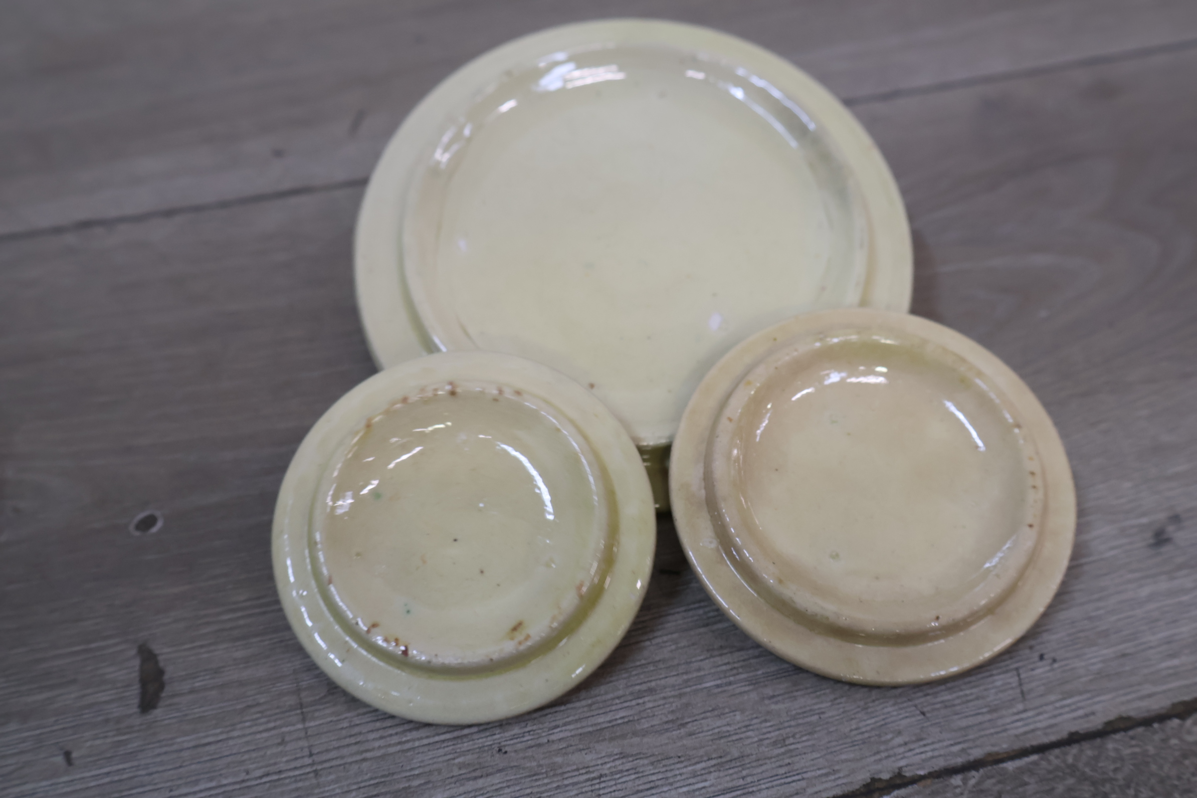Set van drie geglazuurde voorraadpotten met deksels – foto 10 – kavel bij GSD Auctions, Zoeterwoude