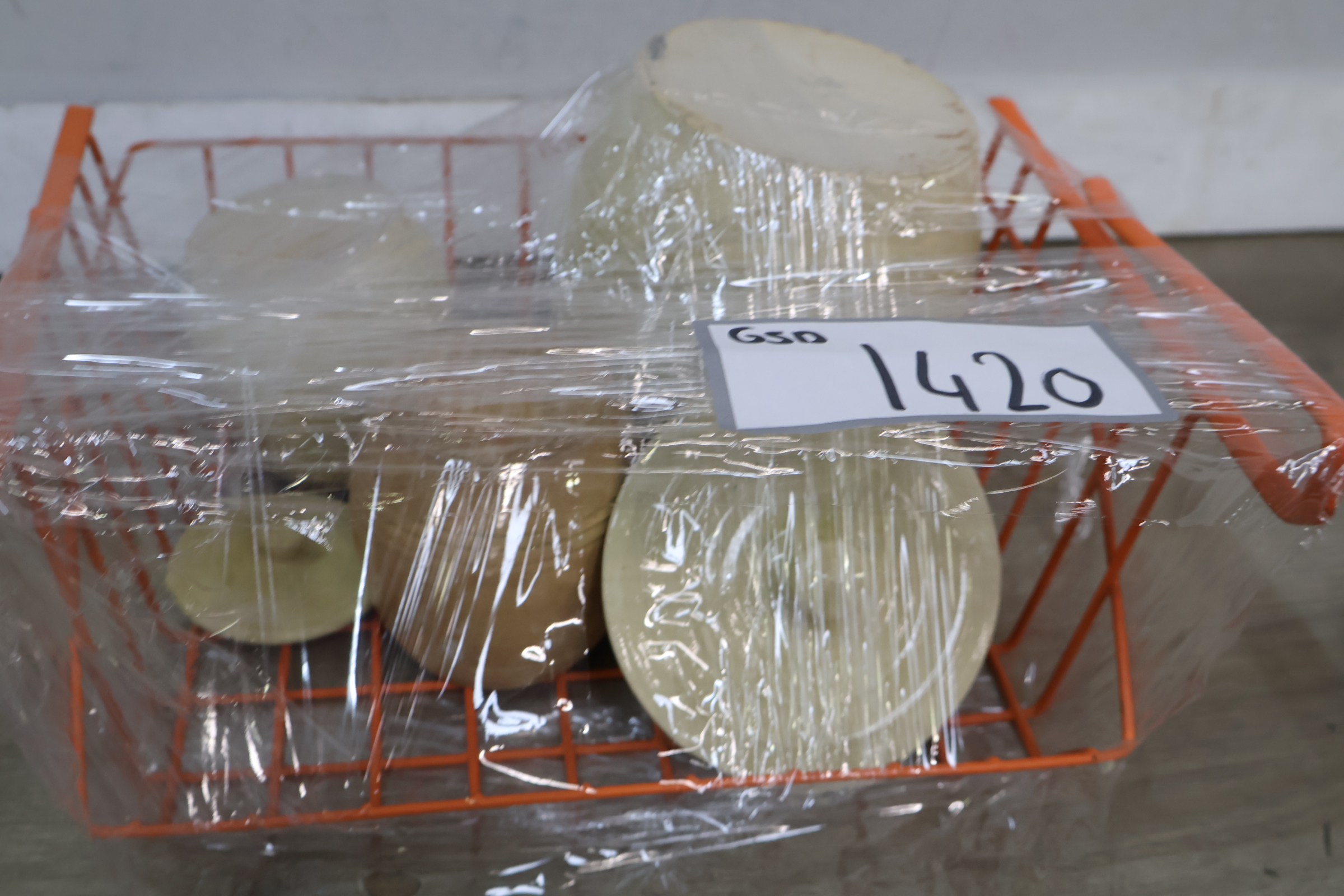 Set van drie geglazuurde voorraadpotten met deksels – foto 17 – kavel bij GSD Auctions, Zoeterwoude