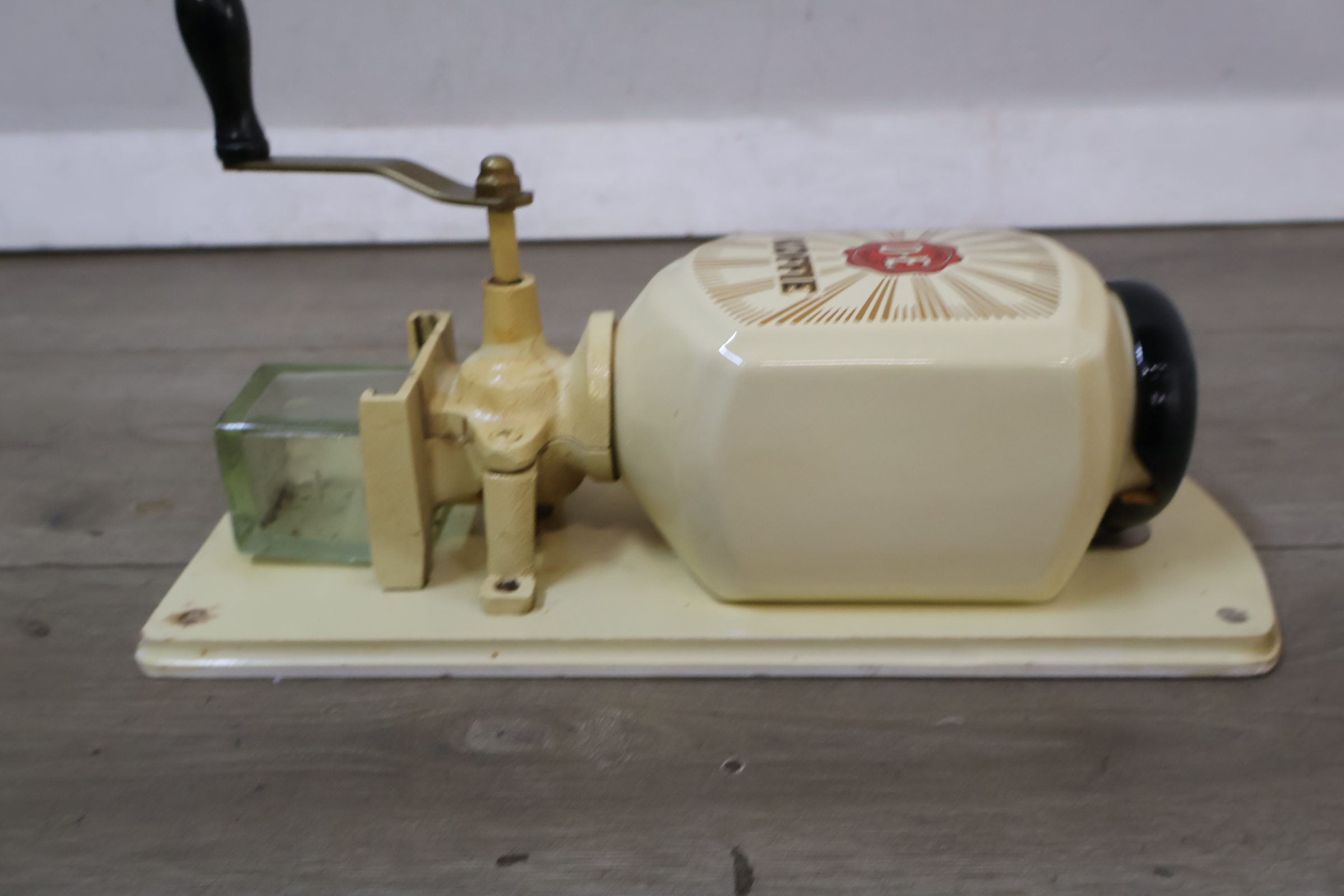 Douwe Egberts Koffiemolen – foto 4 – kavel bij GSD Auctions, Zoeterwoude