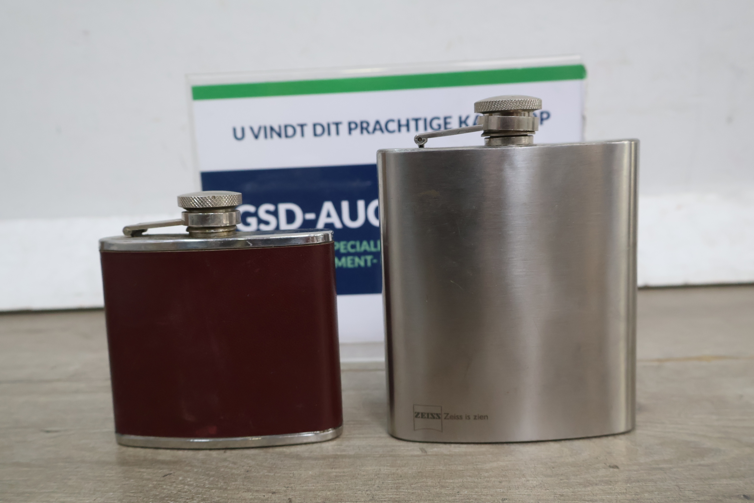 Set van twee roestvrijstalen flacons – kavel bij GSD Auctions, Zoeterwoude