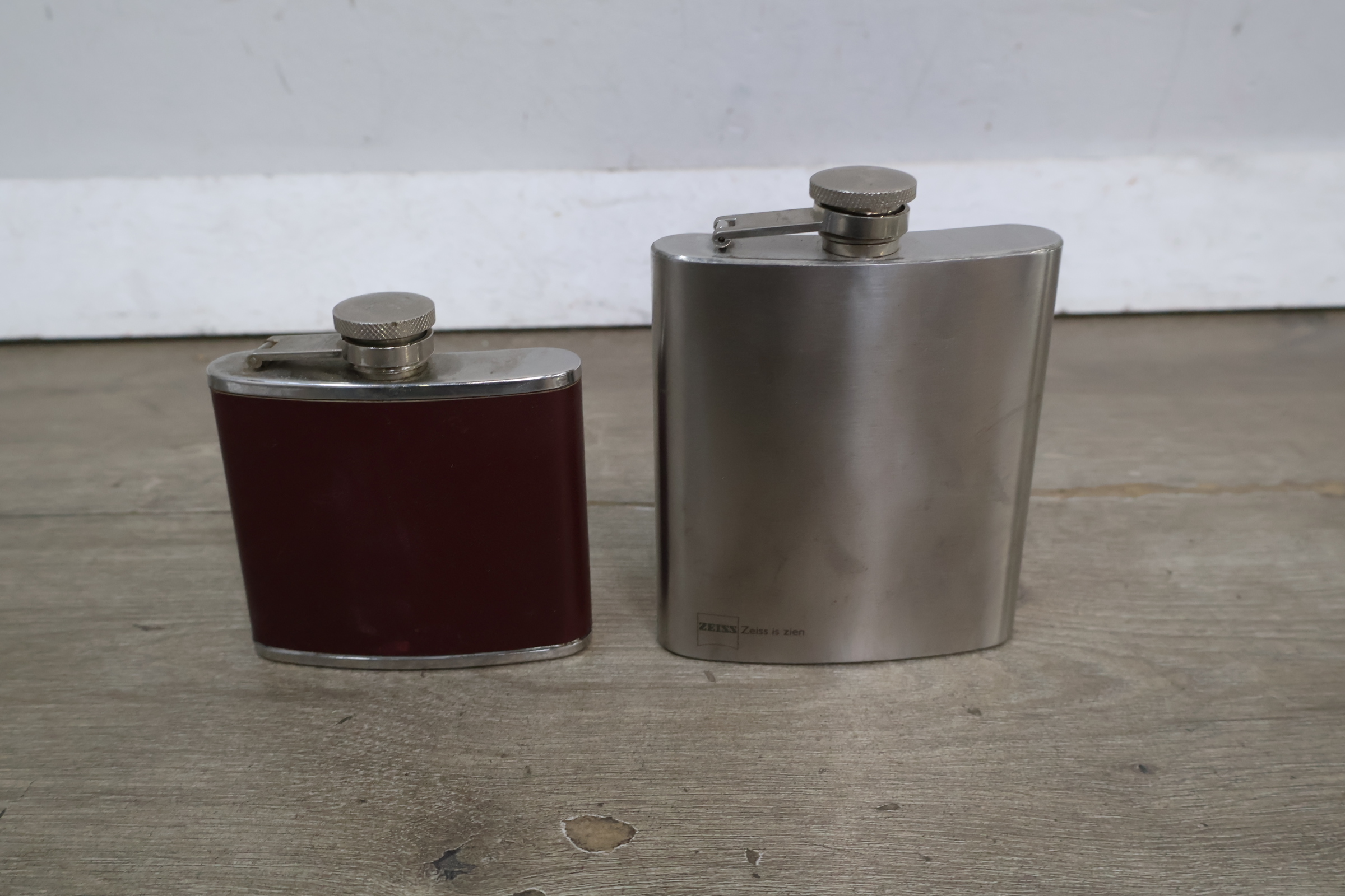 Set van twee veldflessen – foto 3 – kavel bij GSD Auctions, Zoeterwoude