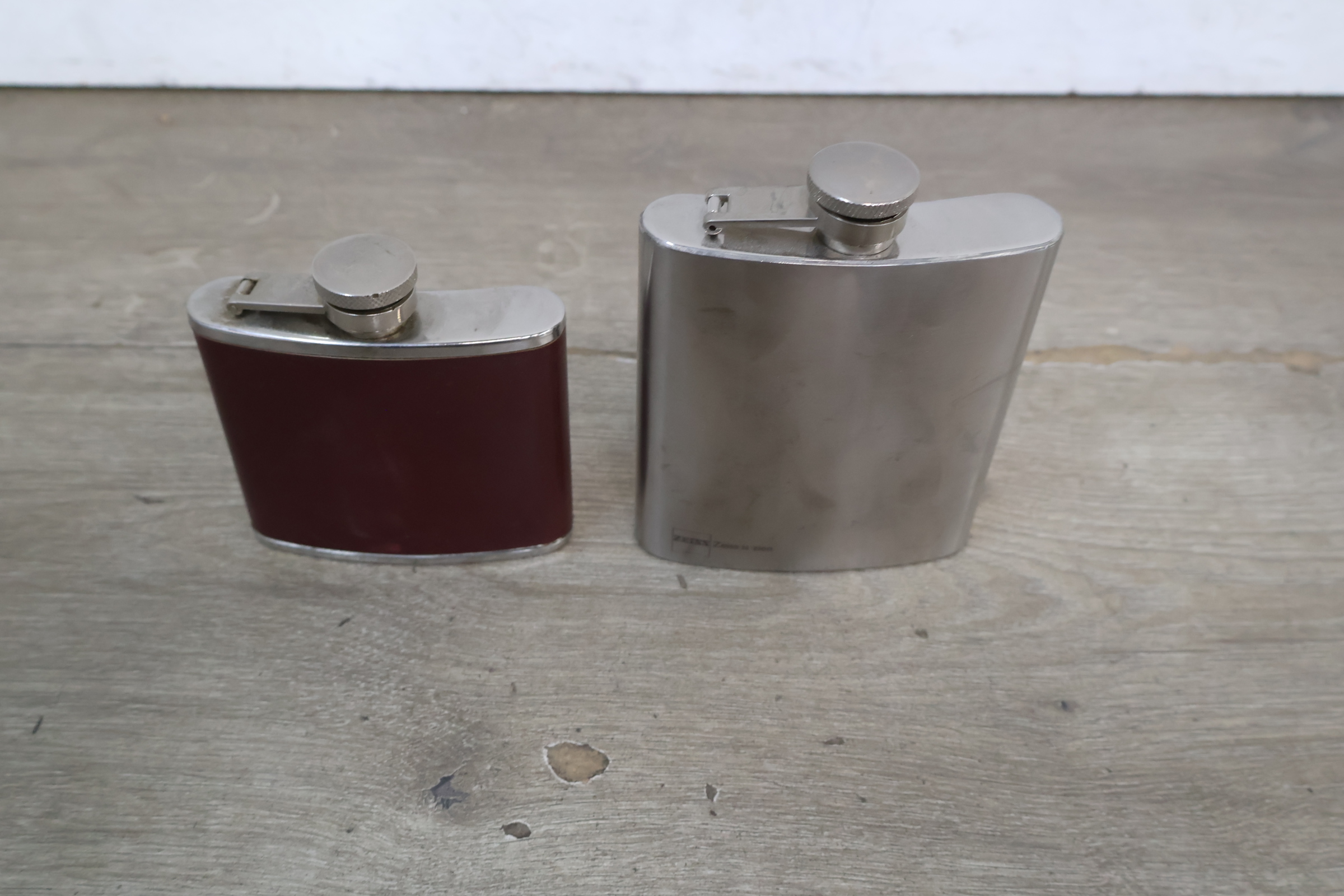 Set van twee veldflessen – foto 4 – kavel bij GSD Auctions, Zoeterwoude