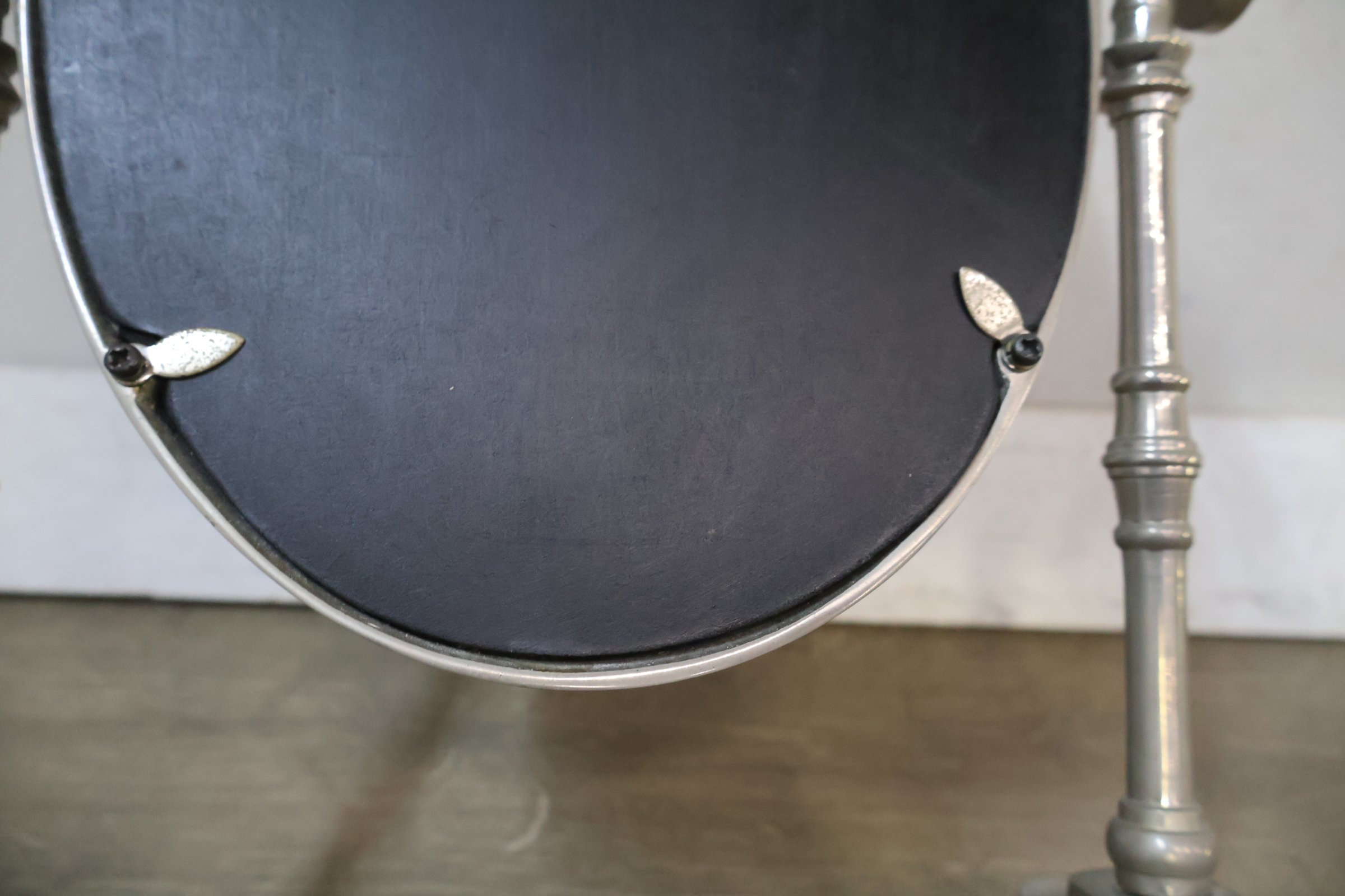 Tafelspiegel met metalen frame – foto 11 – kavel bij GSD Auctions, Zoeterwoude