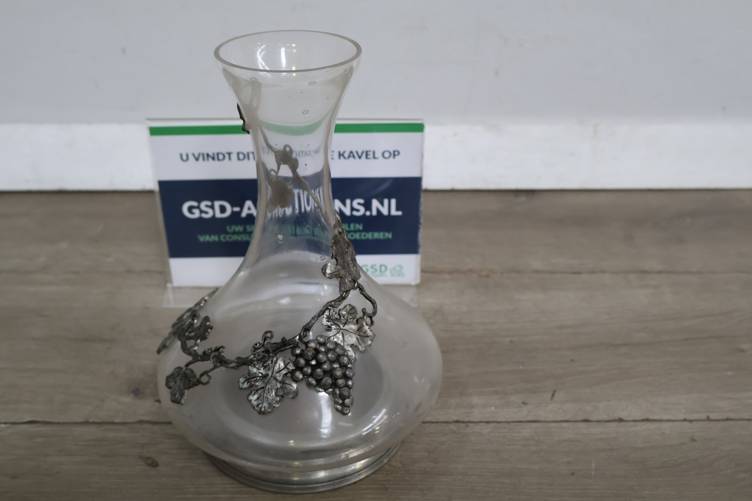 Glazen karaf met metalen druivenversiering – foto 2 – kavel bij GSD Auctions, Zoeterwoude