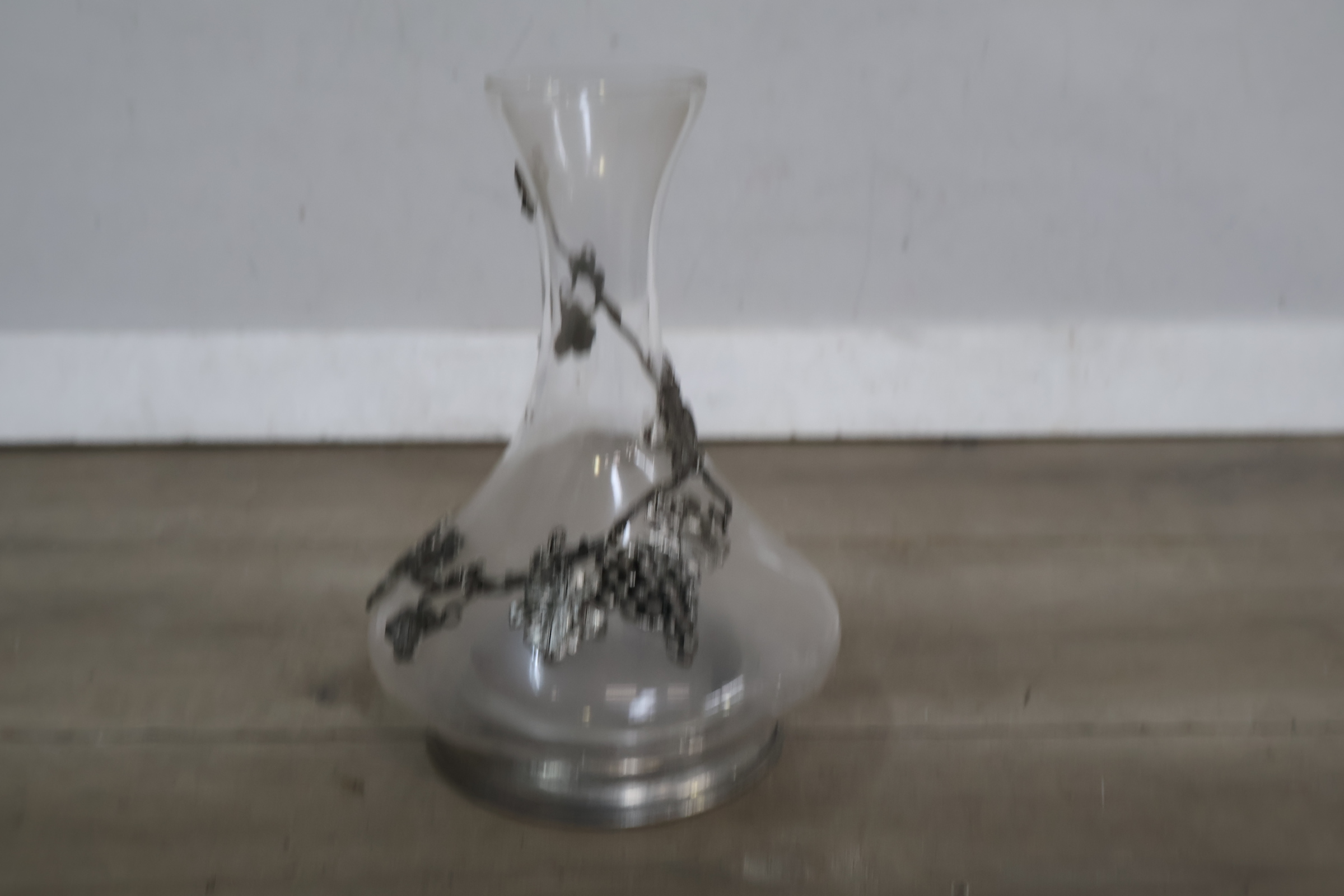 Glazen karaf met metalen druivenversiering – foto 3 – kavel bij GSD Auctions, Zoeterwoude