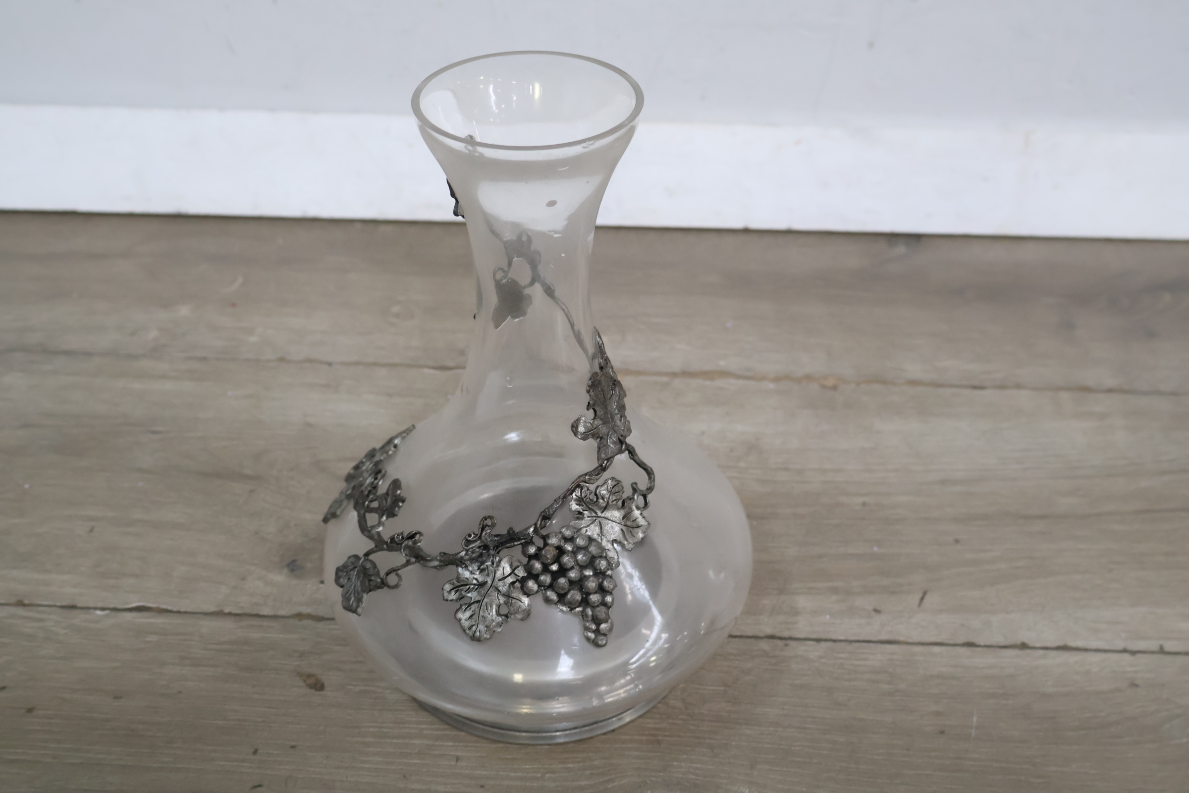 Glazen karaf met metalen druivenversiering – foto 4 – kavel bij GSD Auctions, Zoeterwoude