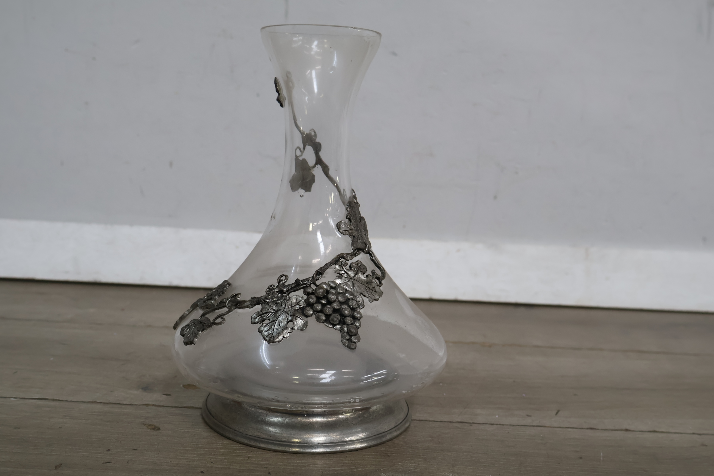 Glazen karaf met metalen druivenversiering – foto 5 – kavel bij GSD Auctions, Zoeterwoude