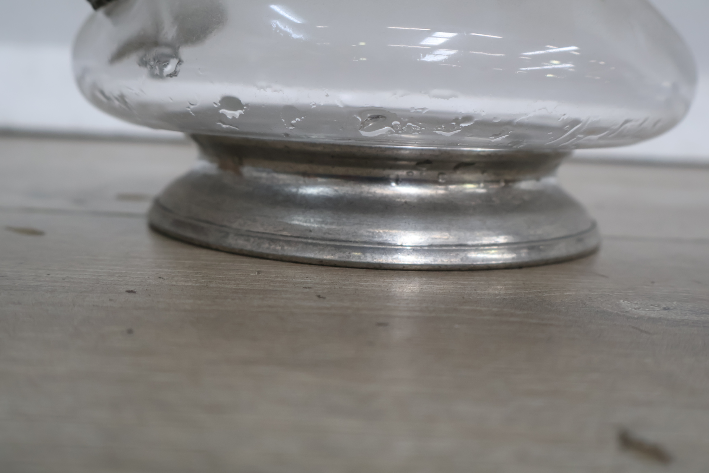 Glazen karaf met metalen druivenversiering – foto 6 – kavel bij GSD Auctions, Zoeterwoude