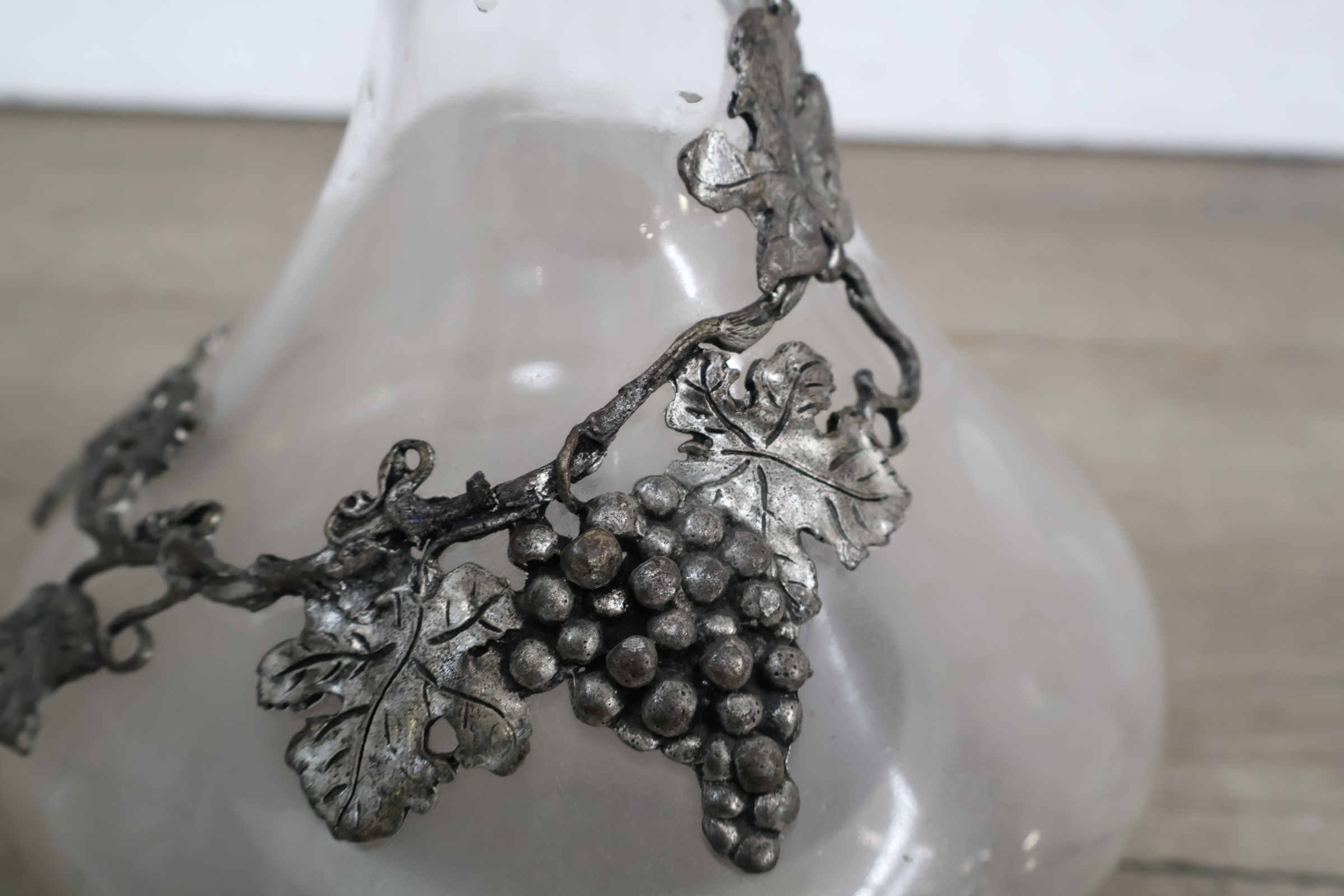Glazen karaf met metalen druivenversiering – foto 7 – kavel bij GSD Auctions, Zoeterwoude