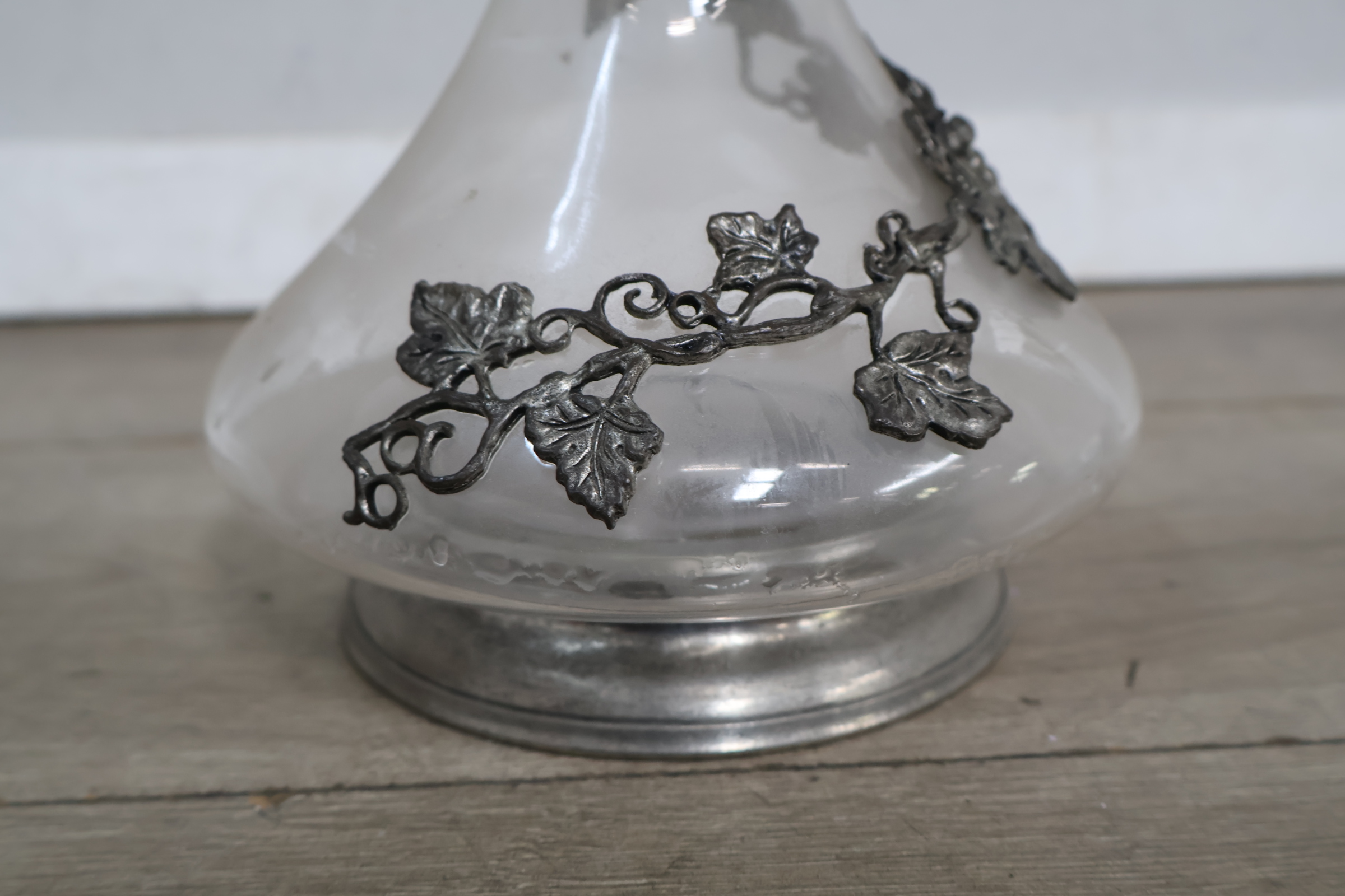Glazen karaf met metalen druivenversiering – foto 8 – kavel bij GSD Auctions, Zoeterwoude