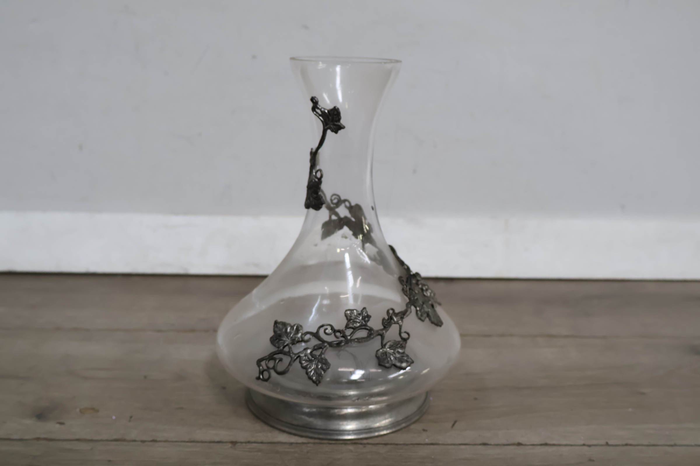Glazen karaf met metalen druivenversiering – foto 9 – kavel bij GSD Auctions, Zoeterwoude