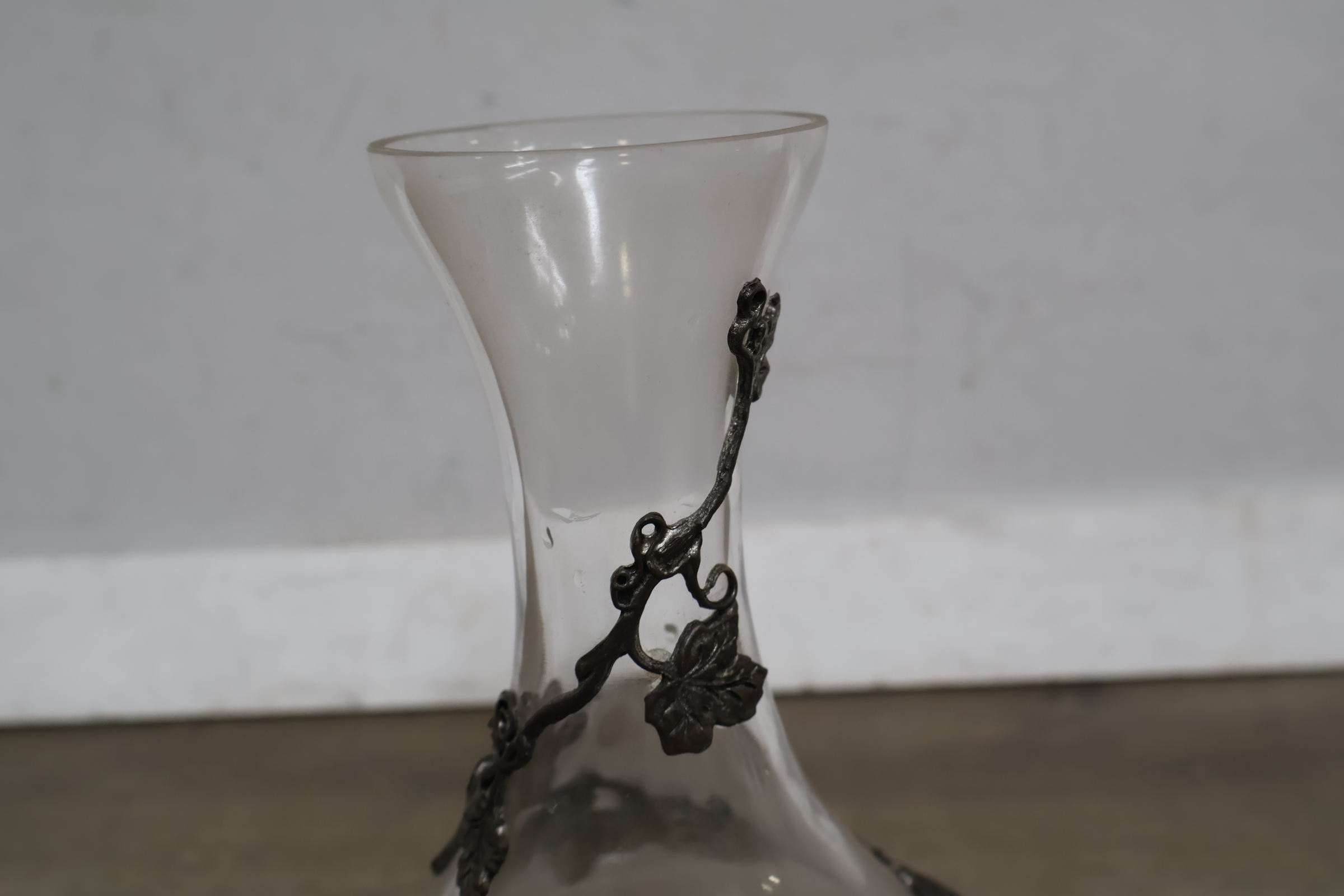 Glazen karaf met metalen druivenversiering – foto 10 – kavel bij GSD Auctions, Zoeterwoude
