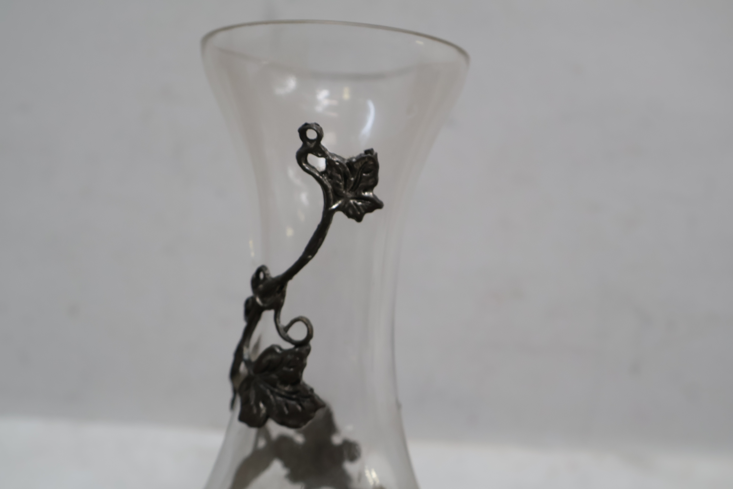 Glazen karaf met metalen druivenversiering – foto 11 – kavel bij GSD Auctions, Zoeterwoude