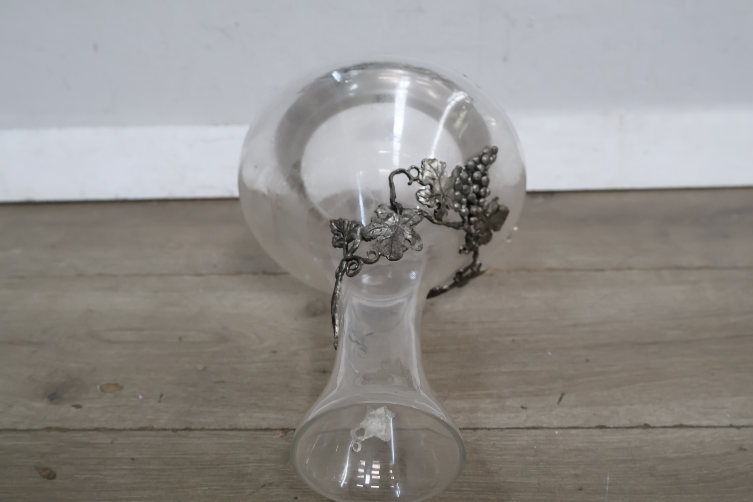 Glazen karaf met metalen druivenversiering – foto 12 – kavel bij GSD Auctions, Zoeterwoude
