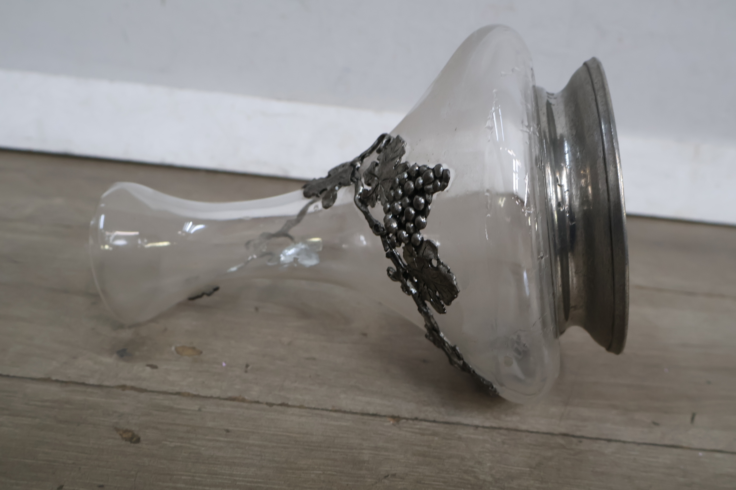 Glazen karaf met metalen druivenversiering – foto 13 – kavel bij GSD Auctions, Zoeterwoude