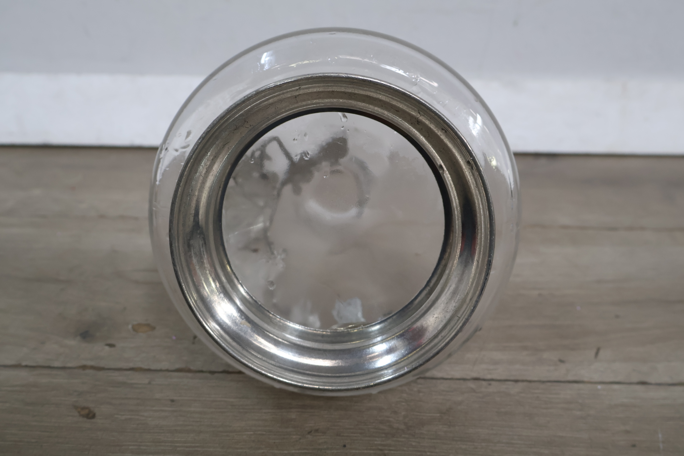 Glazen karaf met metalen druivenversiering – foto 14 – kavel bij GSD Auctions, Zoeterwoude