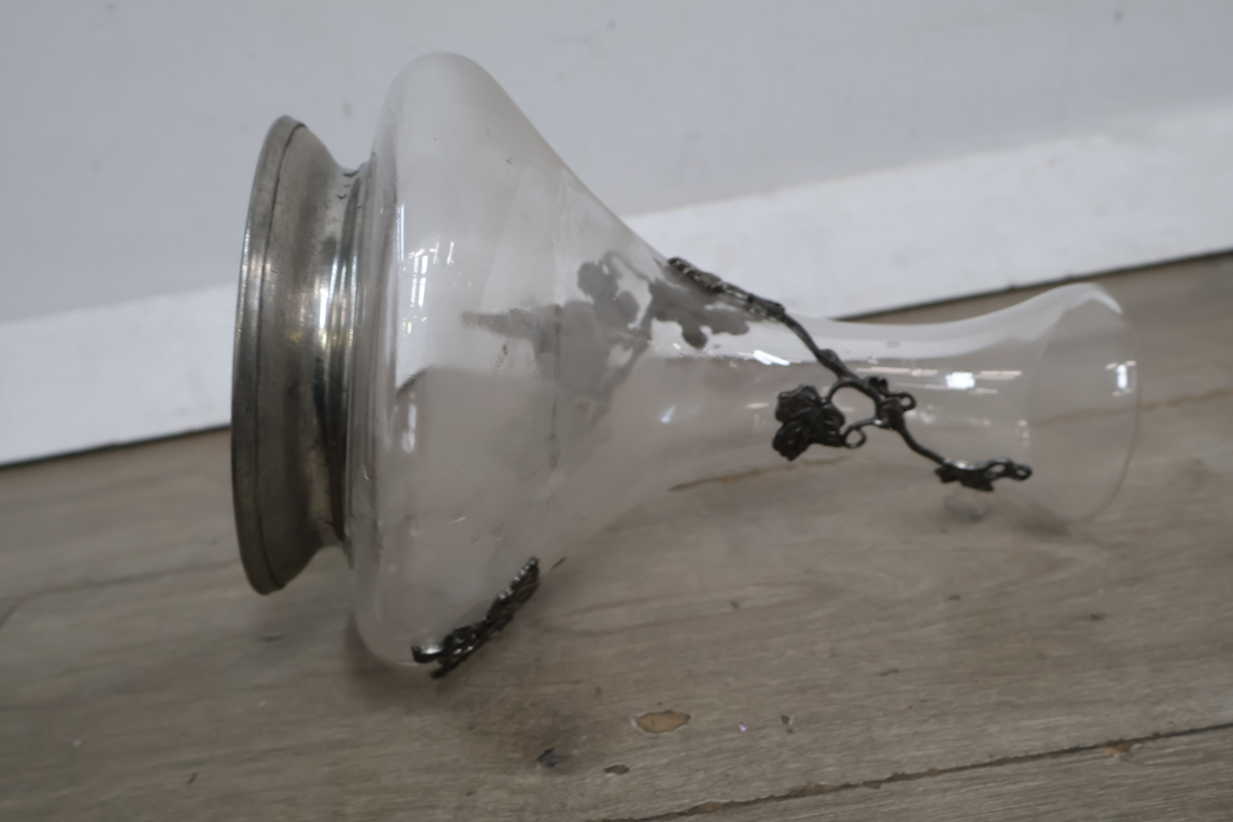 Glazen karaf met metalen druivenversiering – foto 15 – kavel bij GSD Auctions, Zoeterwoude