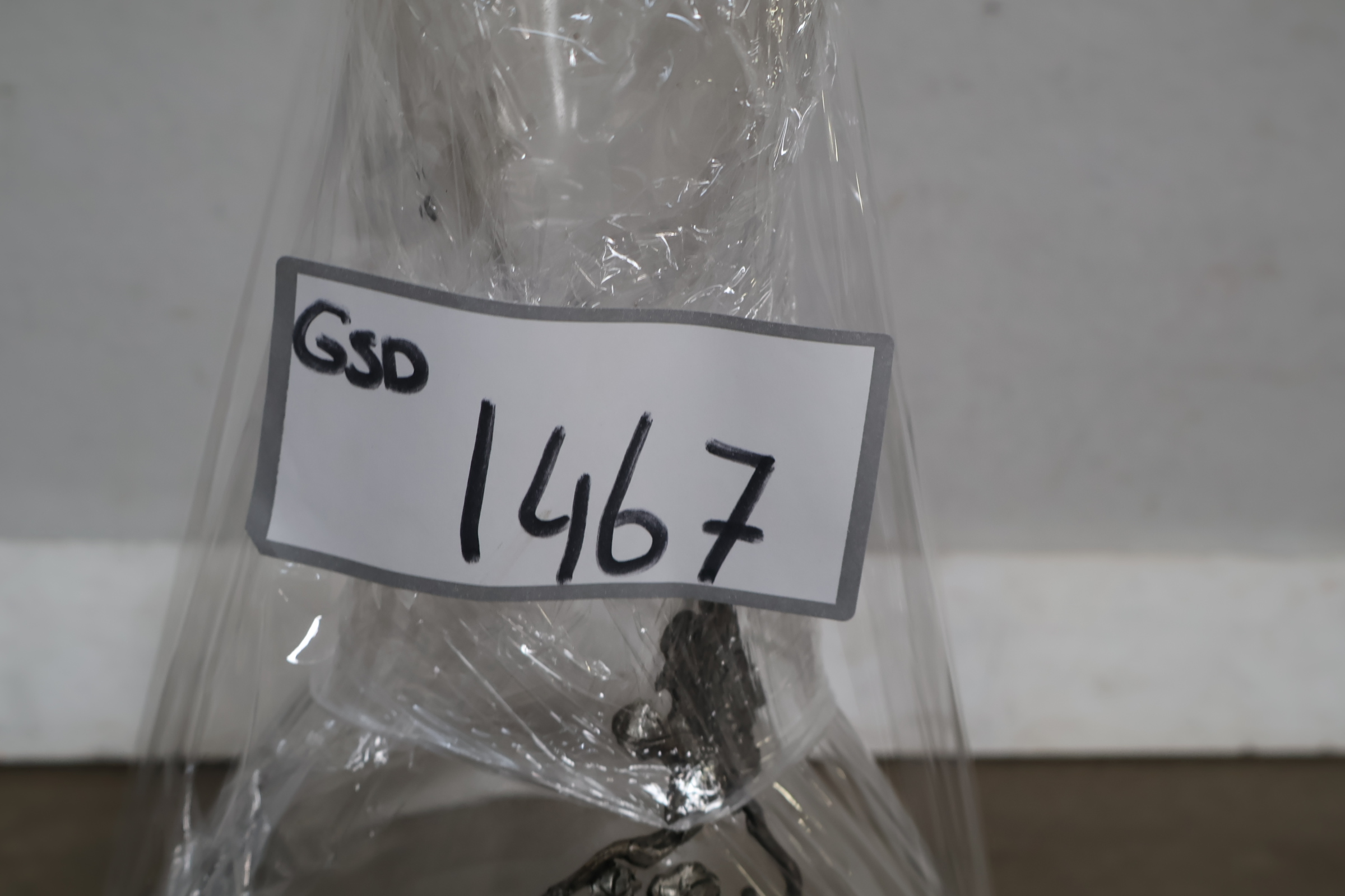 Glazen karaf met metalen druivenversiering – foto 18 – kavel bij GSD Auctions, Zoeterwoude