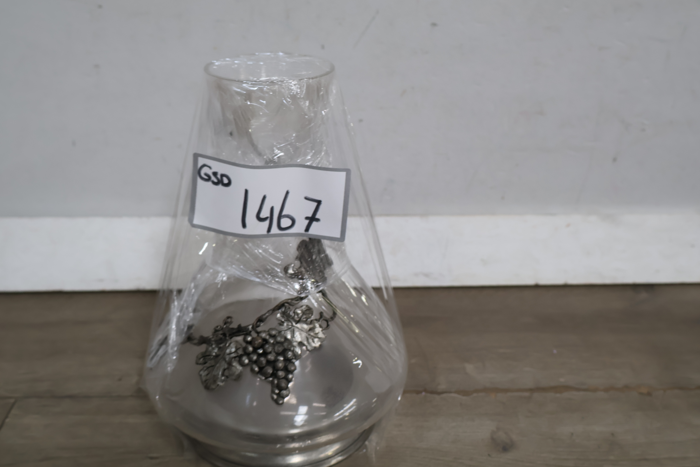Glazen karaf met metalen druivenversiering – foto 19 – kavel bij GSD Auctions, Zoeterwoude