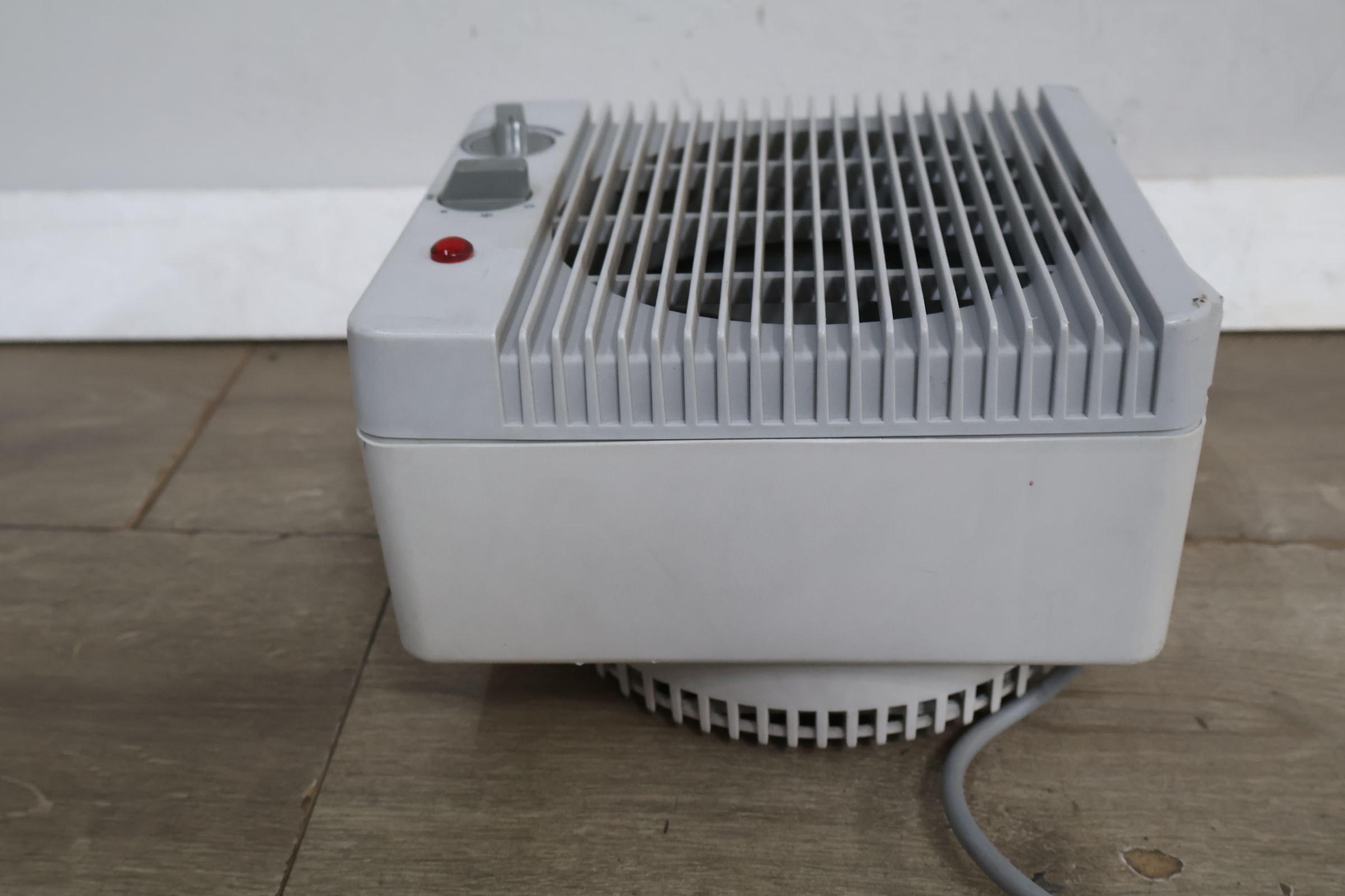 Elektrische ventilator kachel wit – foto 14 – kavel bij GSD Auctions, Zoeterwoude