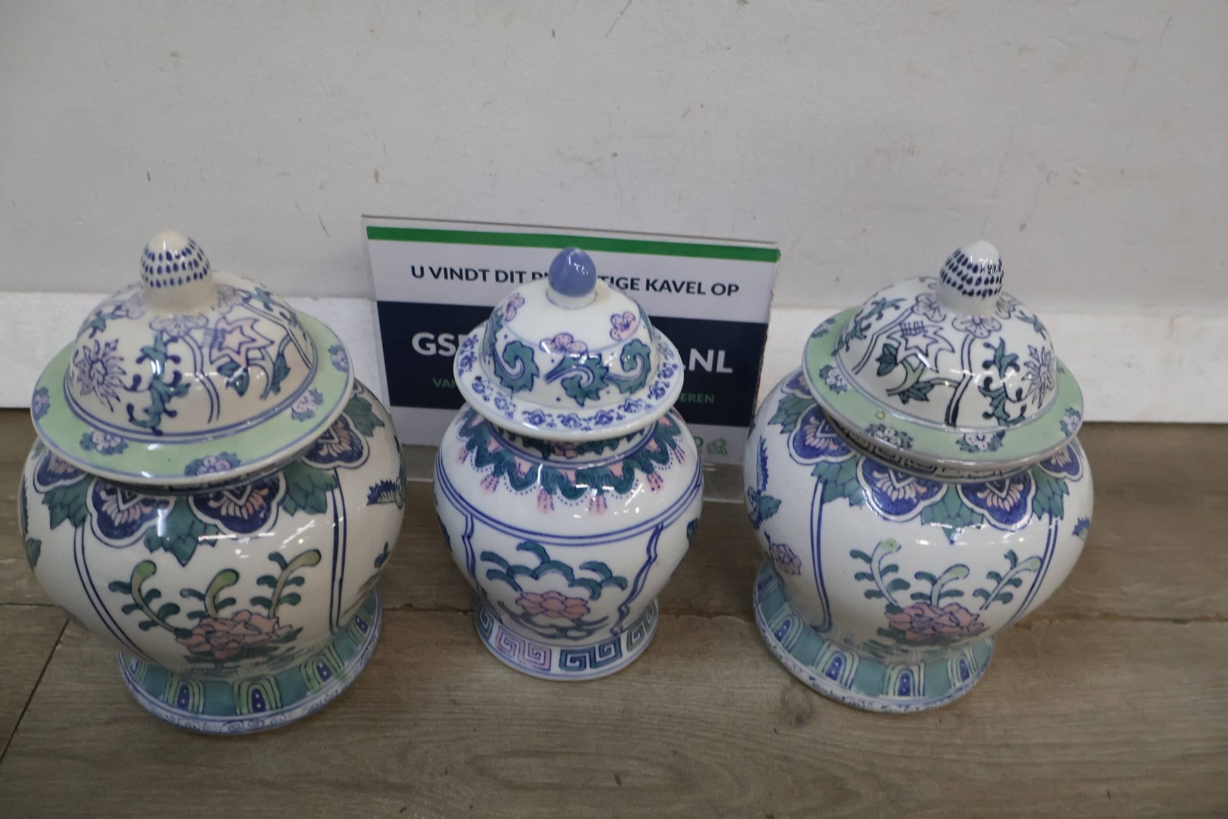 Set van drie keramische dekselvazen met bloemmotief – foto 2 – kavel bij GSD Auctions, Zoeterwoude