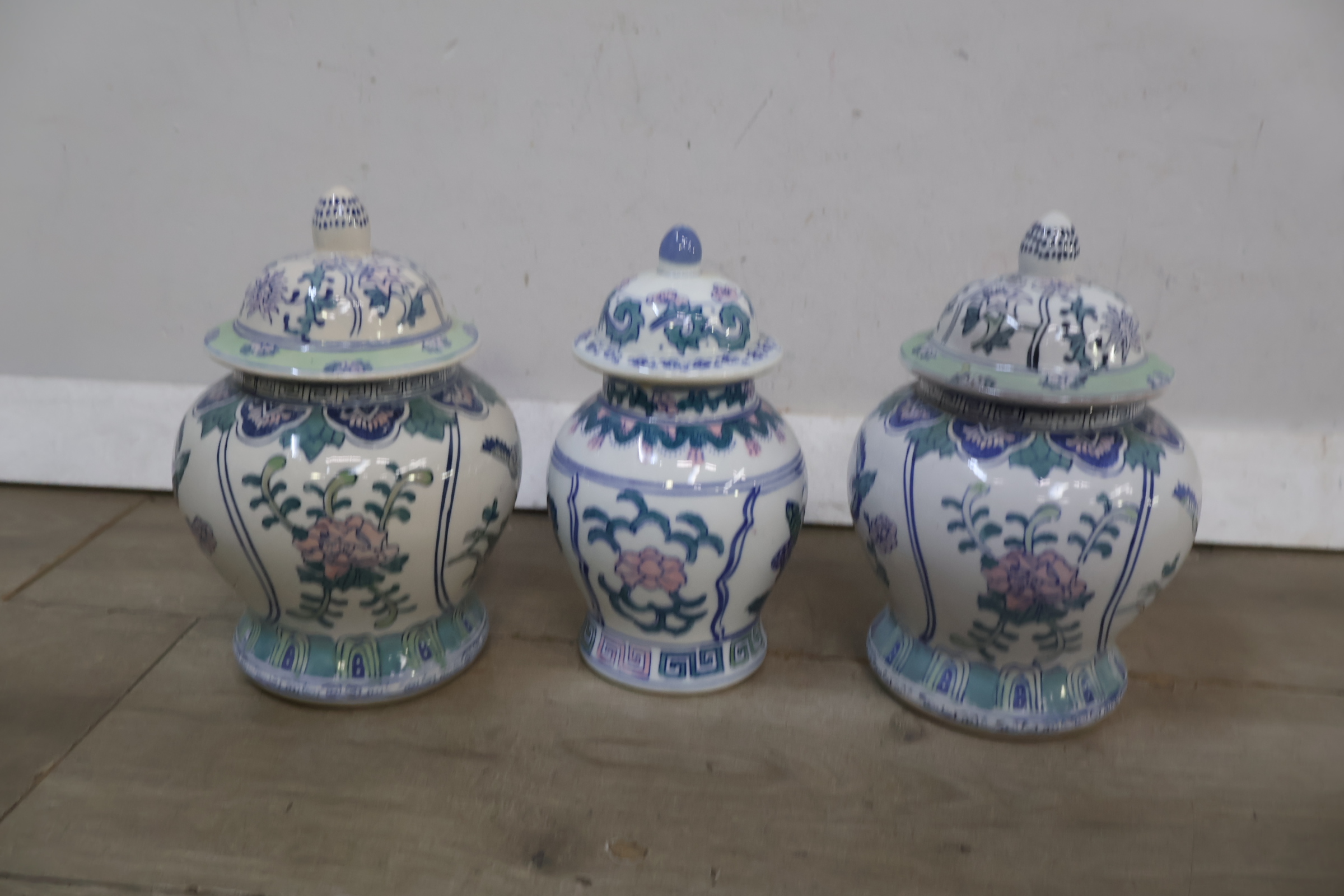 Set van drie keramische dekselvazen met bloemmotief – foto 4 – kavel bij GSD Auctions, Zoeterwoude