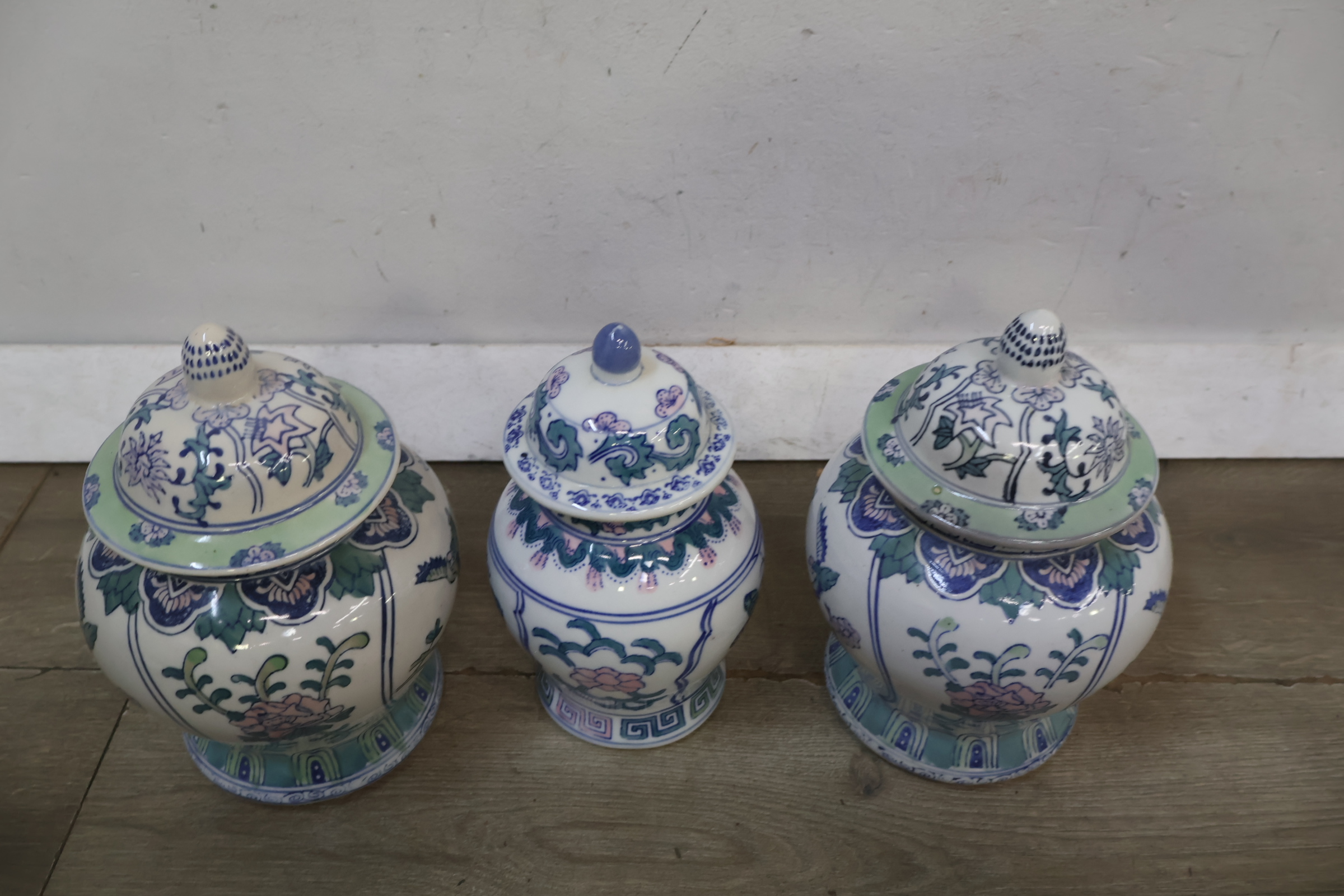 Set van drie keramische dekselvazen met bloemmotief – foto 6 – kavel bij GSD Auctions, Zoeterwoude