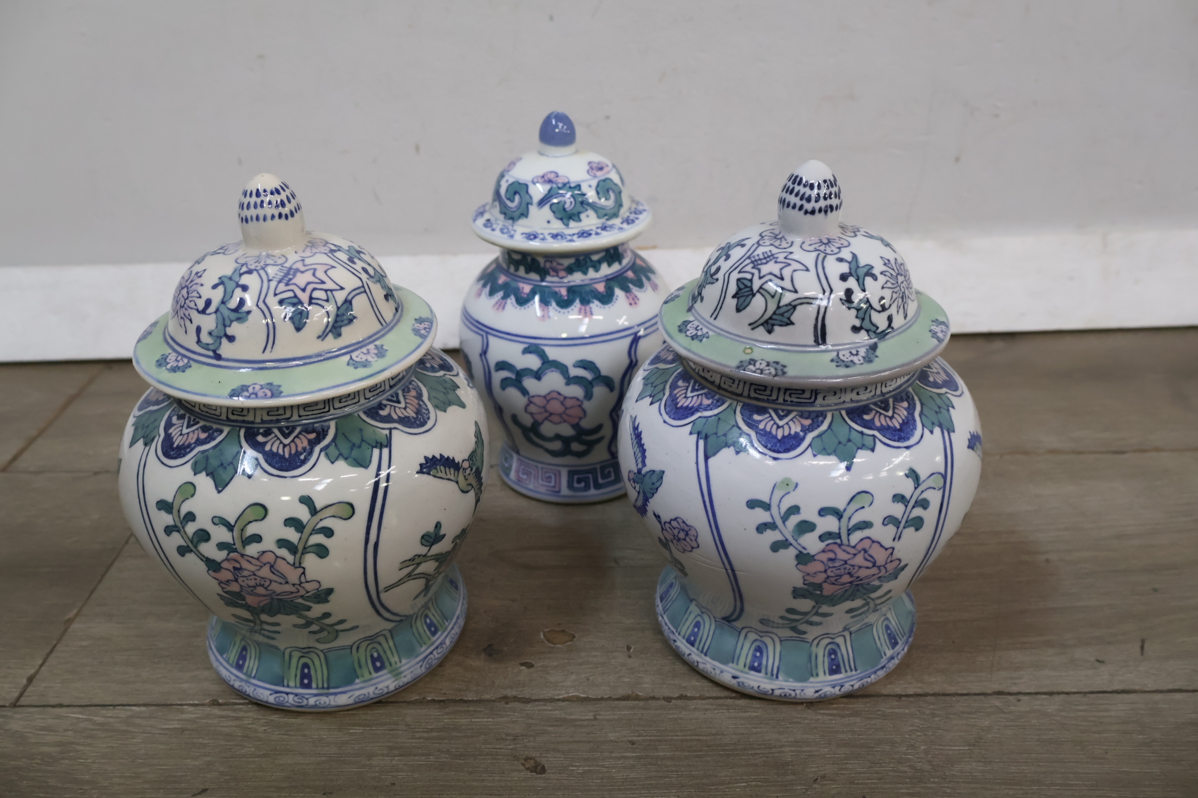 Set van drie keramische dekselvazen met bloemmotief – foto 7 – kavel bij GSD Auctions, Zoeterwoude