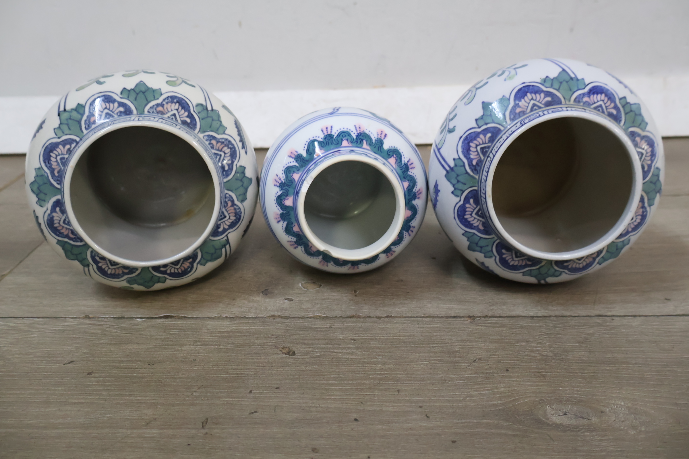 Set van drie keramische dekselvazen met bloemmotief – foto 9 – kavel bij GSD Auctions, Zoeterwoude