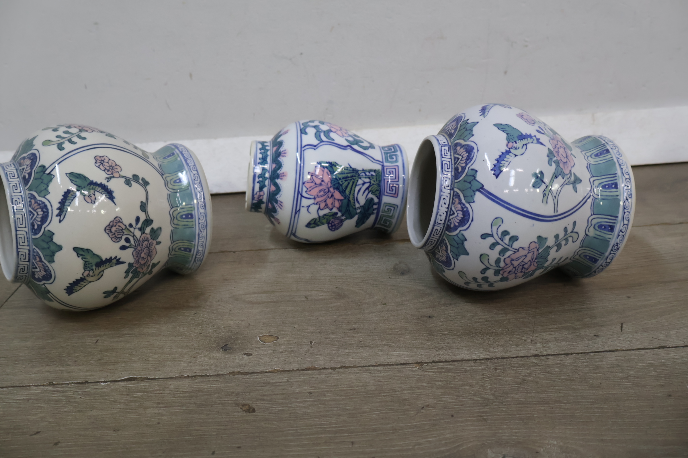 Set van drie keramische dekselvazen met bloemmotief – foto 10 – kavel bij GSD Auctions, Zoeterwoude