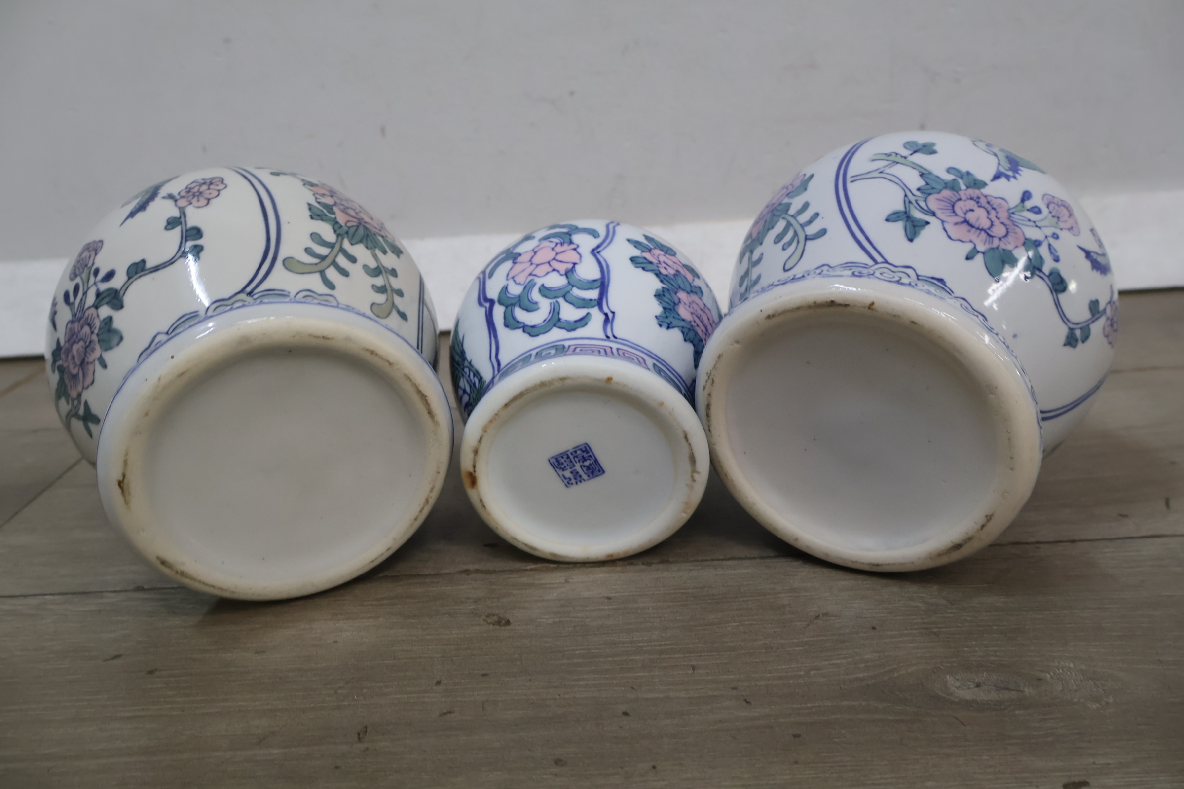 Set van drie keramische dekselvazen met bloemmotief – foto 11 – kavel bij GSD Auctions, Zoeterwoude