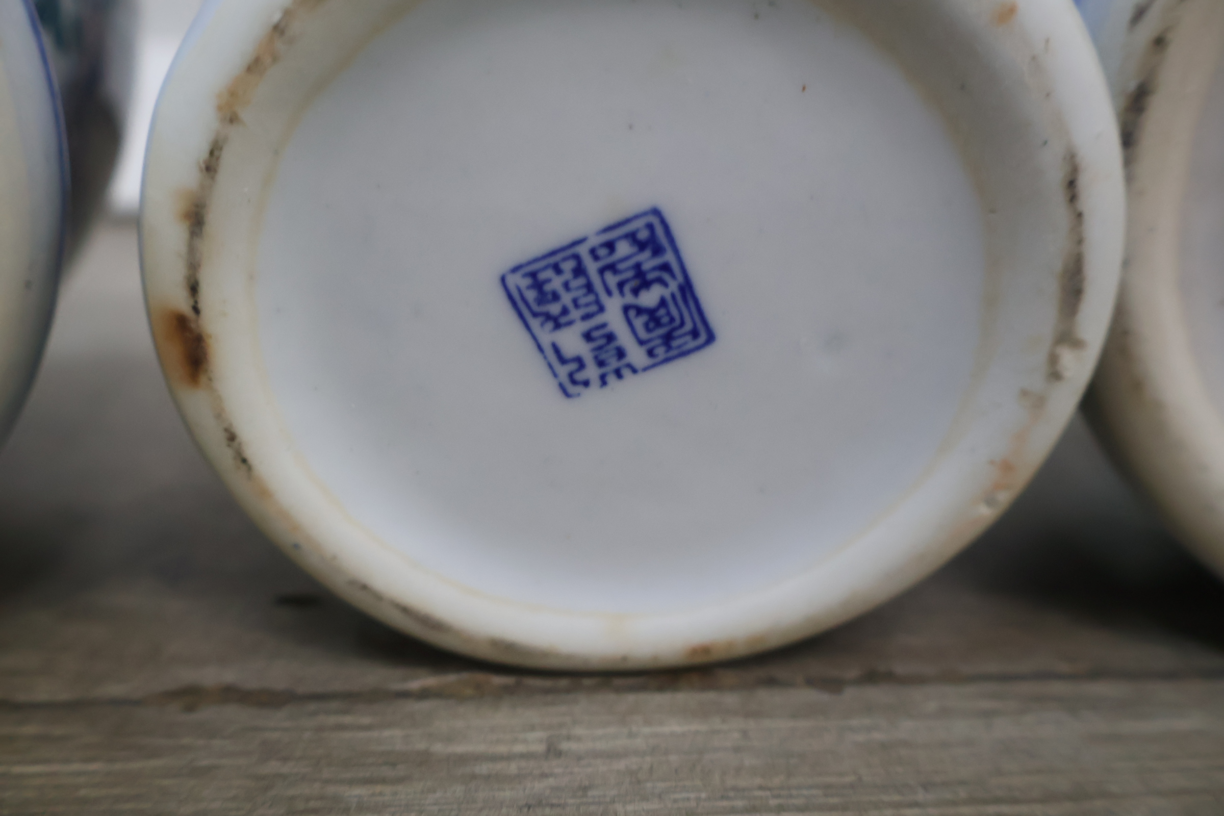 Set van drie keramische dekselvazen met bloemmotief – foto 12 – kavel bij GSD Auctions, Zoeterwoude