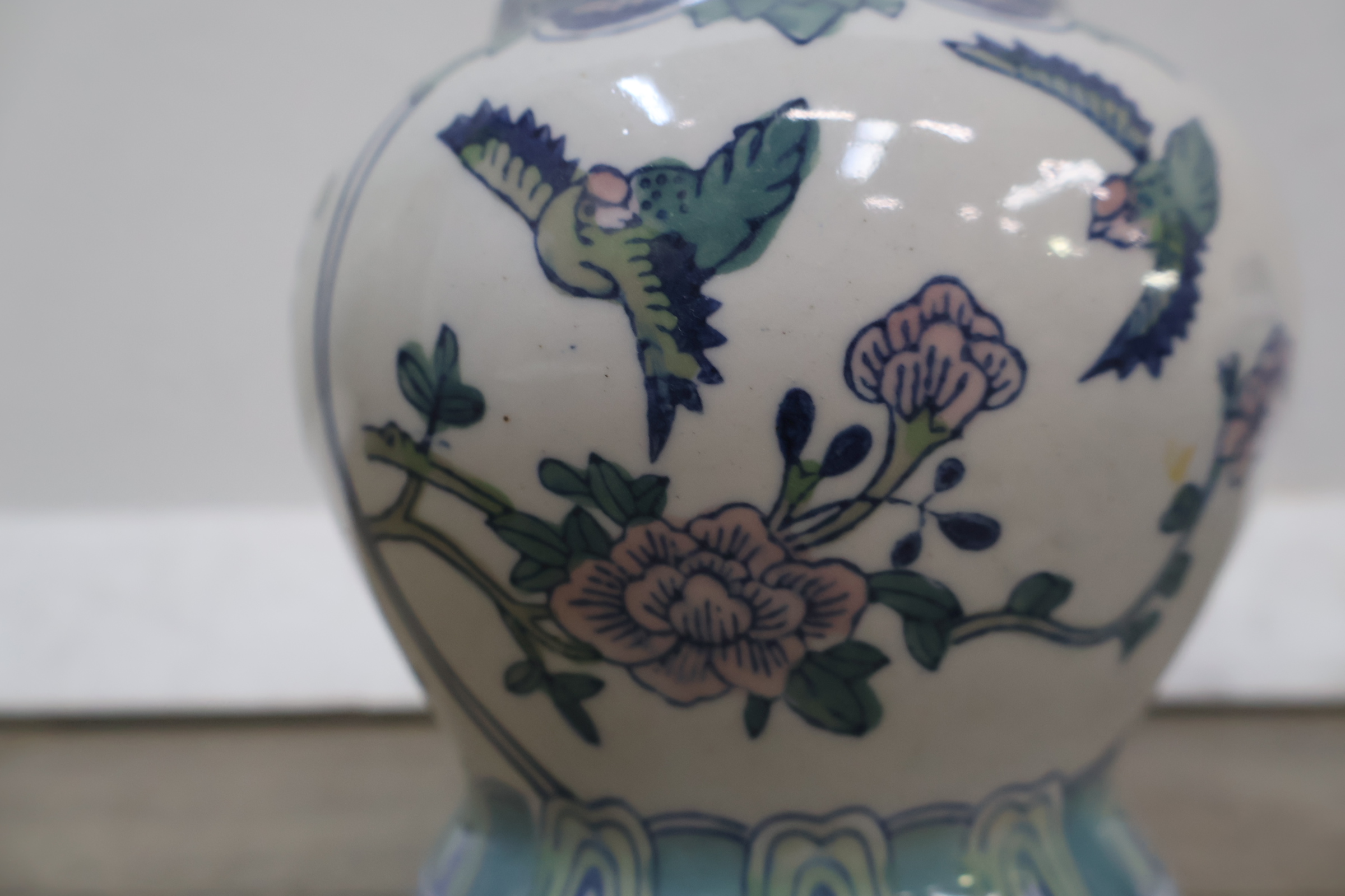 Set van drie keramische dekselvazen met bloemmotief – foto 13 – kavel bij GSD Auctions, Zoeterwoude