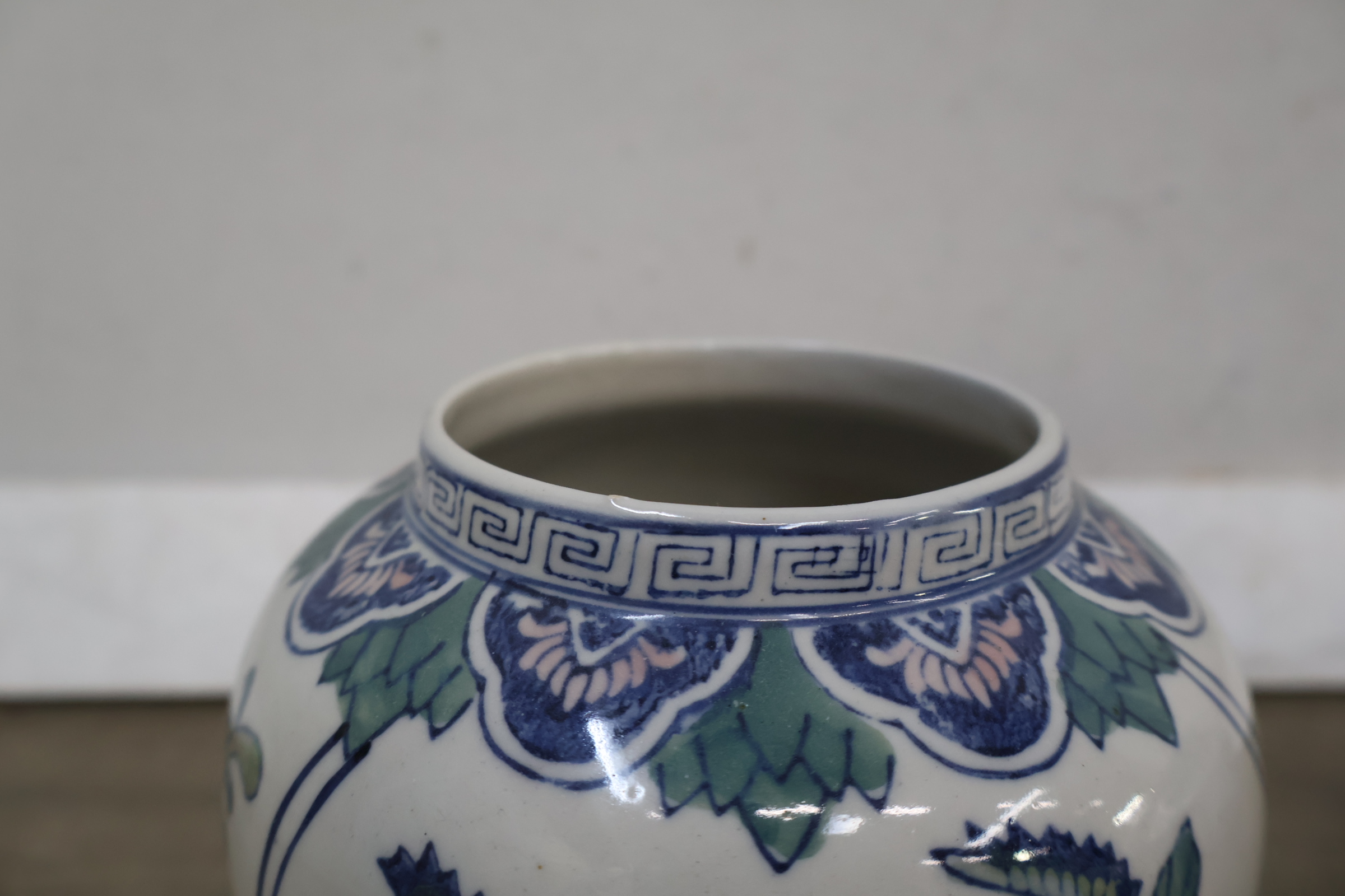 Set van drie keramische dekselvazen met bloemmotief – foto 14 – kavel bij GSD Auctions, Zoeterwoude