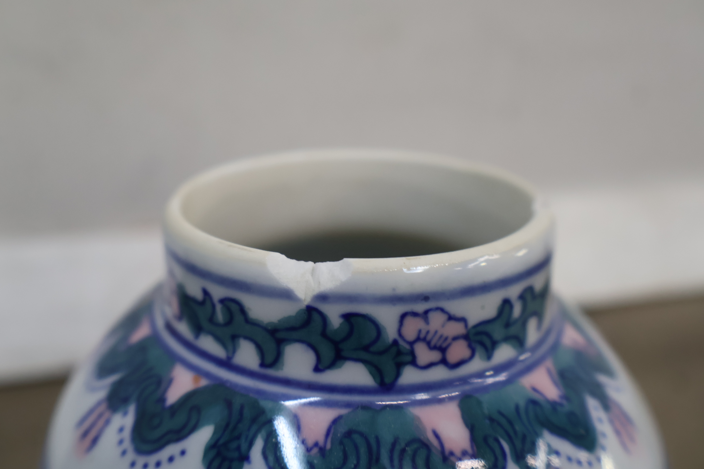 Set van drie keramische dekselvazen met bloemmotief – foto 16 – kavel bij GSD Auctions, Zoeterwoude