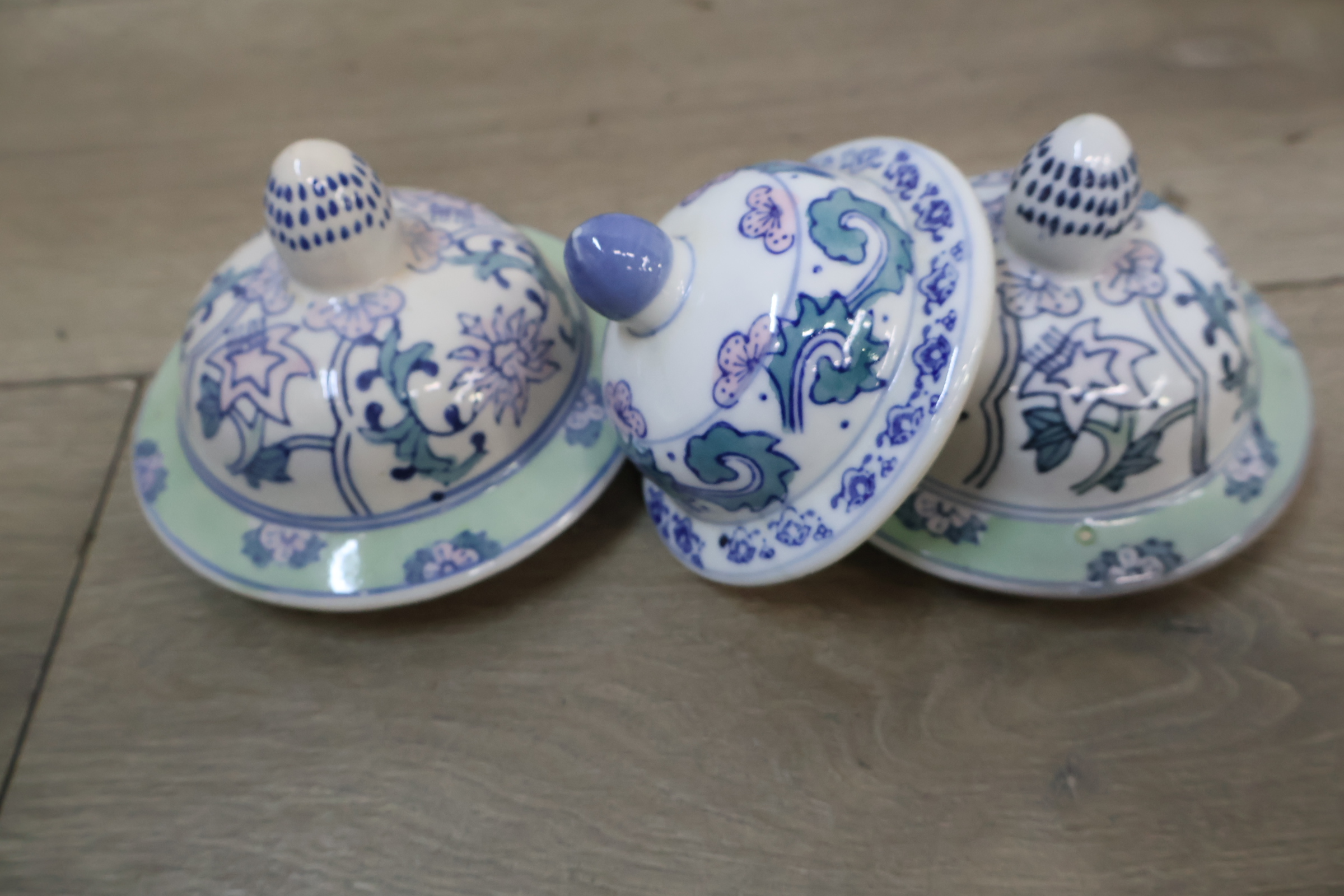 Set van drie keramische dekselvazen met bloemmotief – foto 17 – kavel bij GSD Auctions, Zoeterwoude