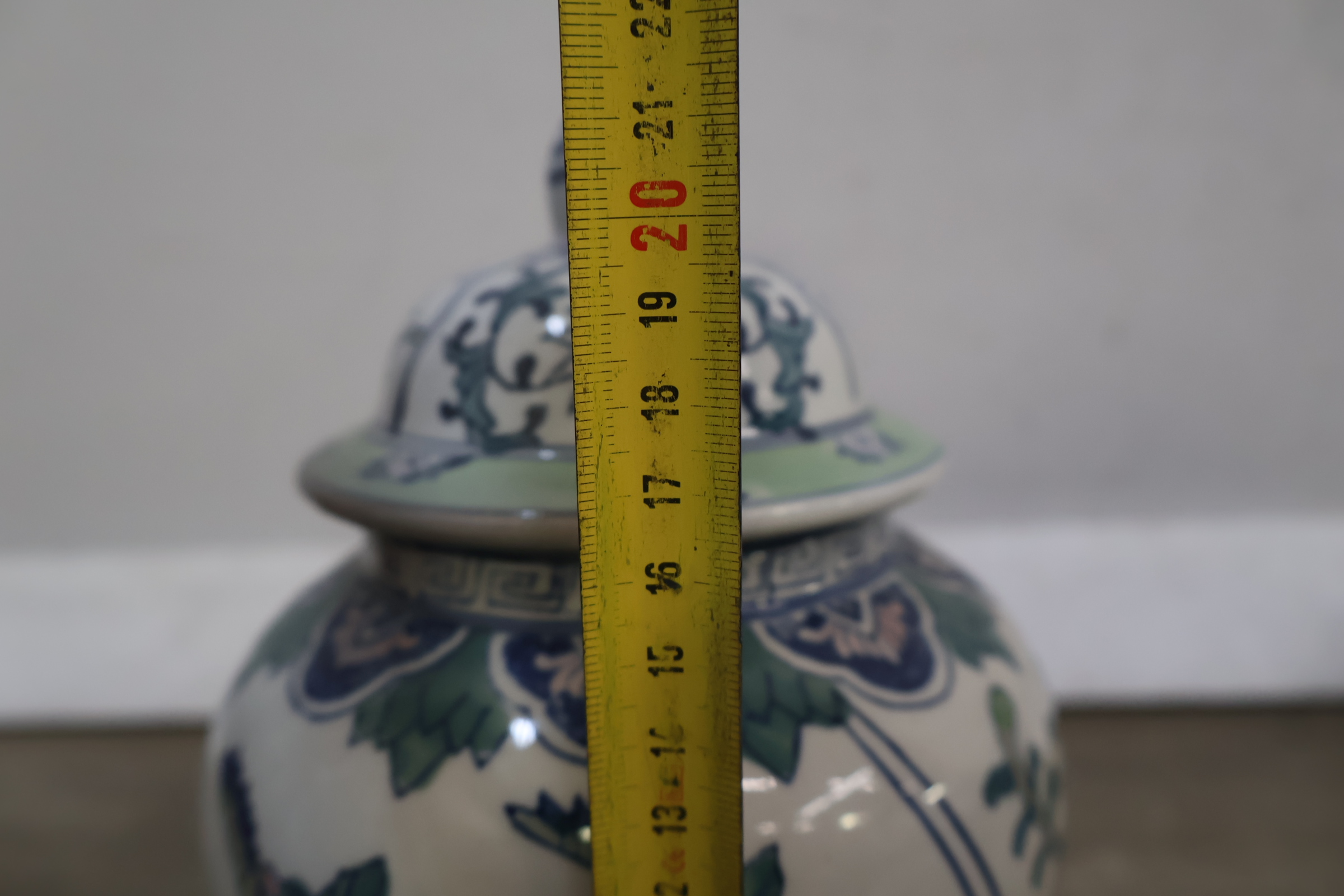 Set van drie keramische dekselvazen met bloemmotief – foto 18 – kavel bij GSD Auctions, Zoeterwoude