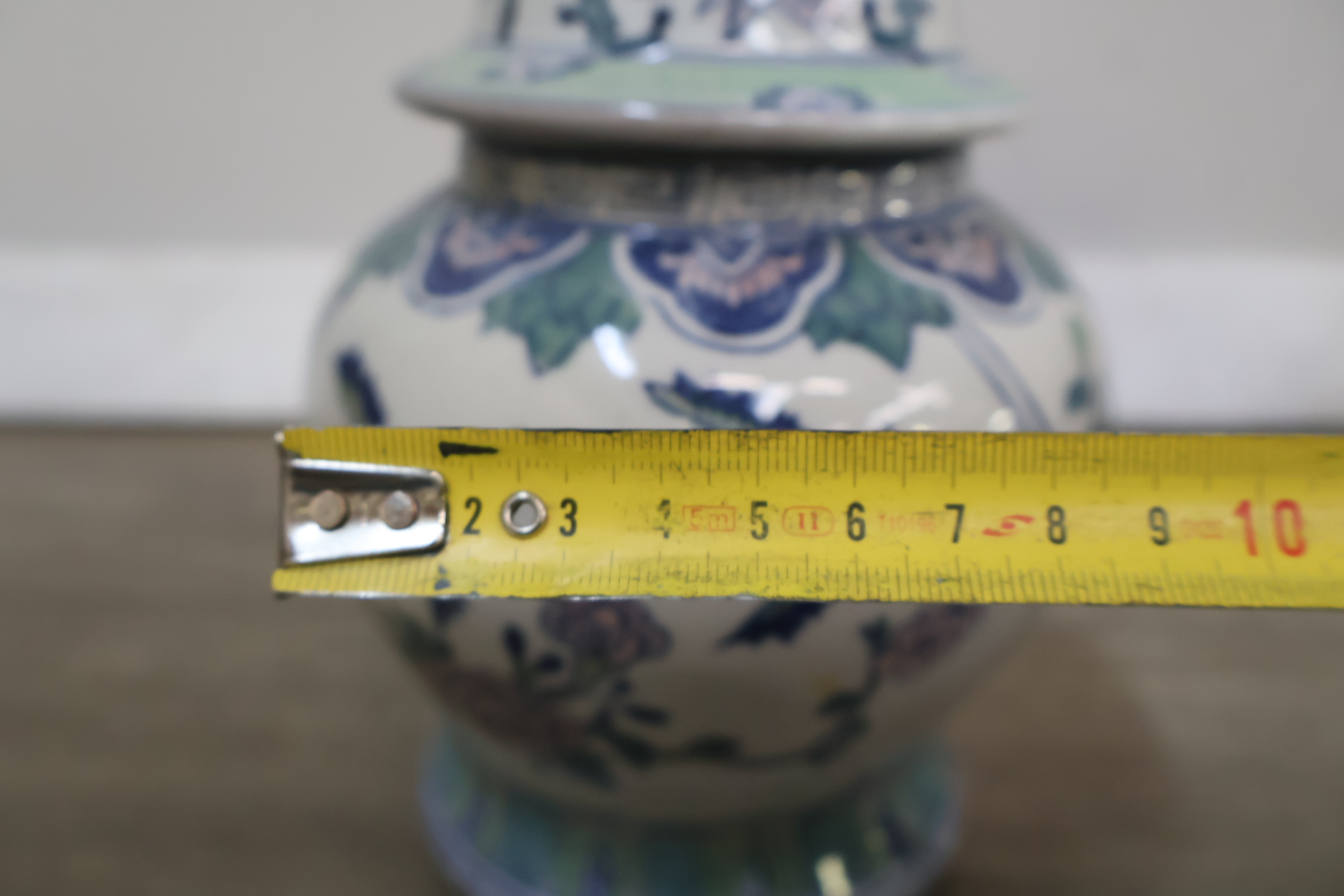Set van drie keramische dekselvazen met bloemmotief – foto 19 – kavel bij GSD Auctions, Zoeterwoude