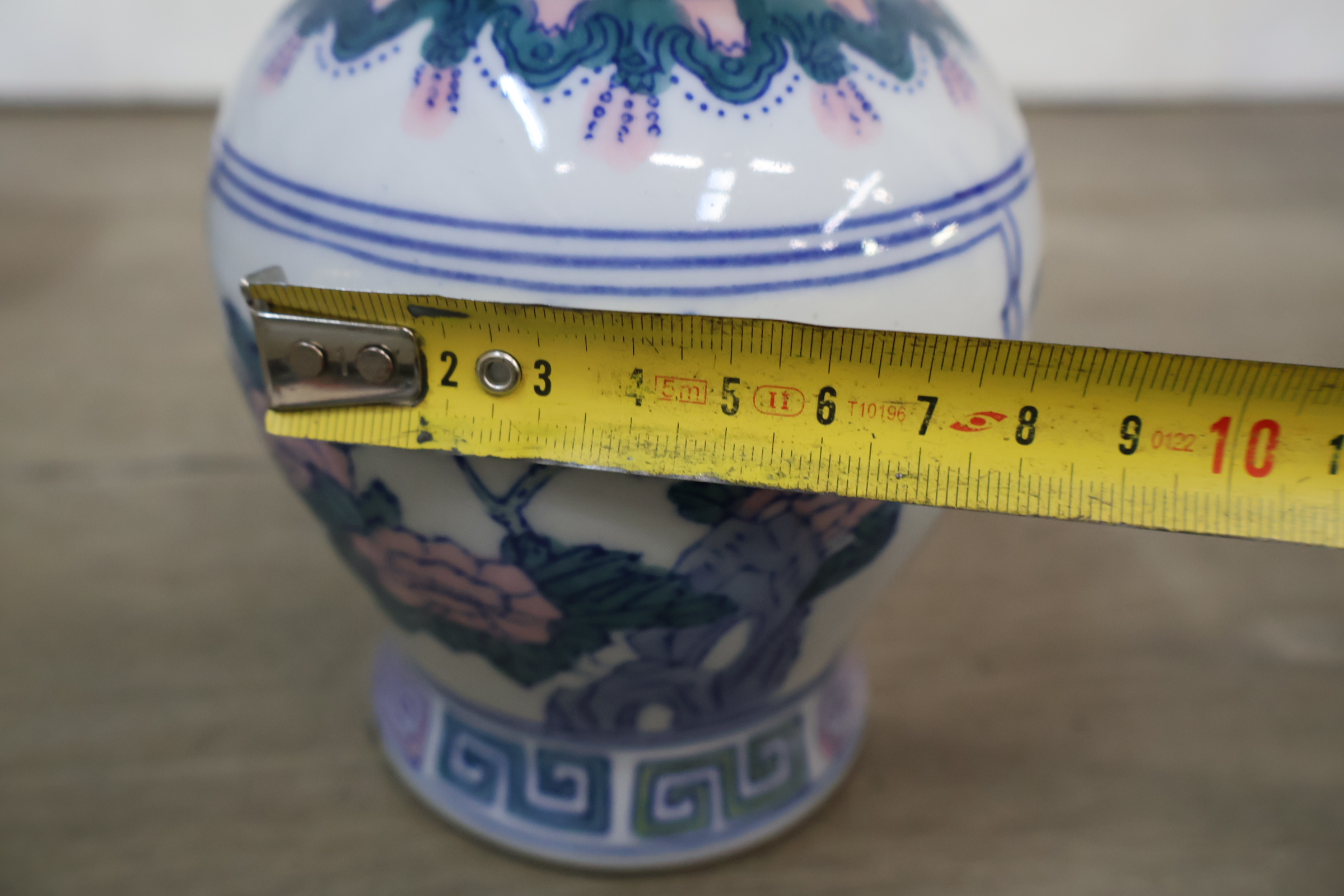 Set van drie keramische dekselvazen met bloemmotief – foto 21 – kavel bij GSD Auctions, Zoeterwoude