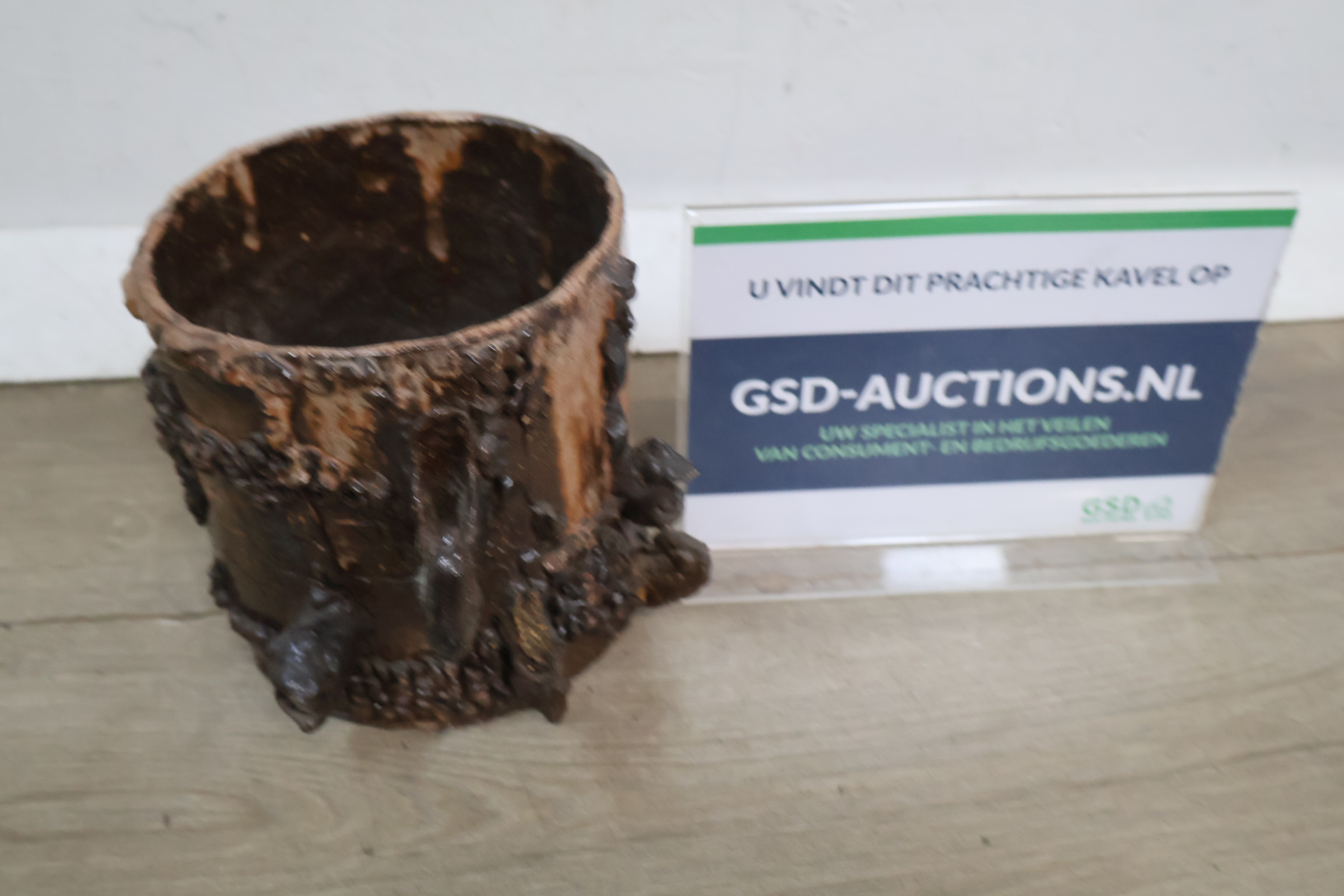 Decoratieve bruine keramische bloempot – foto 2 – kavel bij GSD Auctions, Zoeterwoude