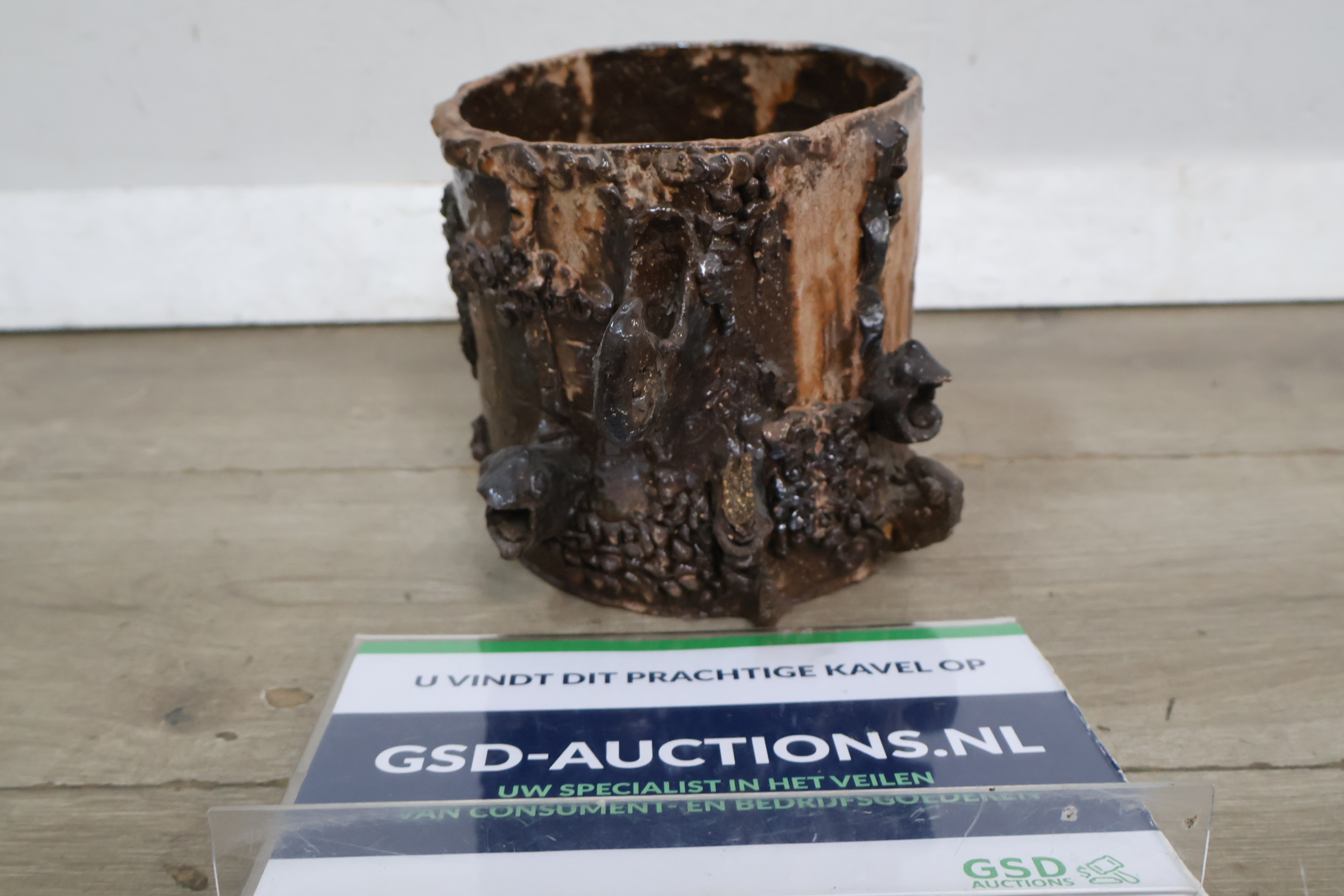 Decoratieve bruine keramische bloempot – foto 3 – kavel bij GSD Auctions, Zoeterwoude