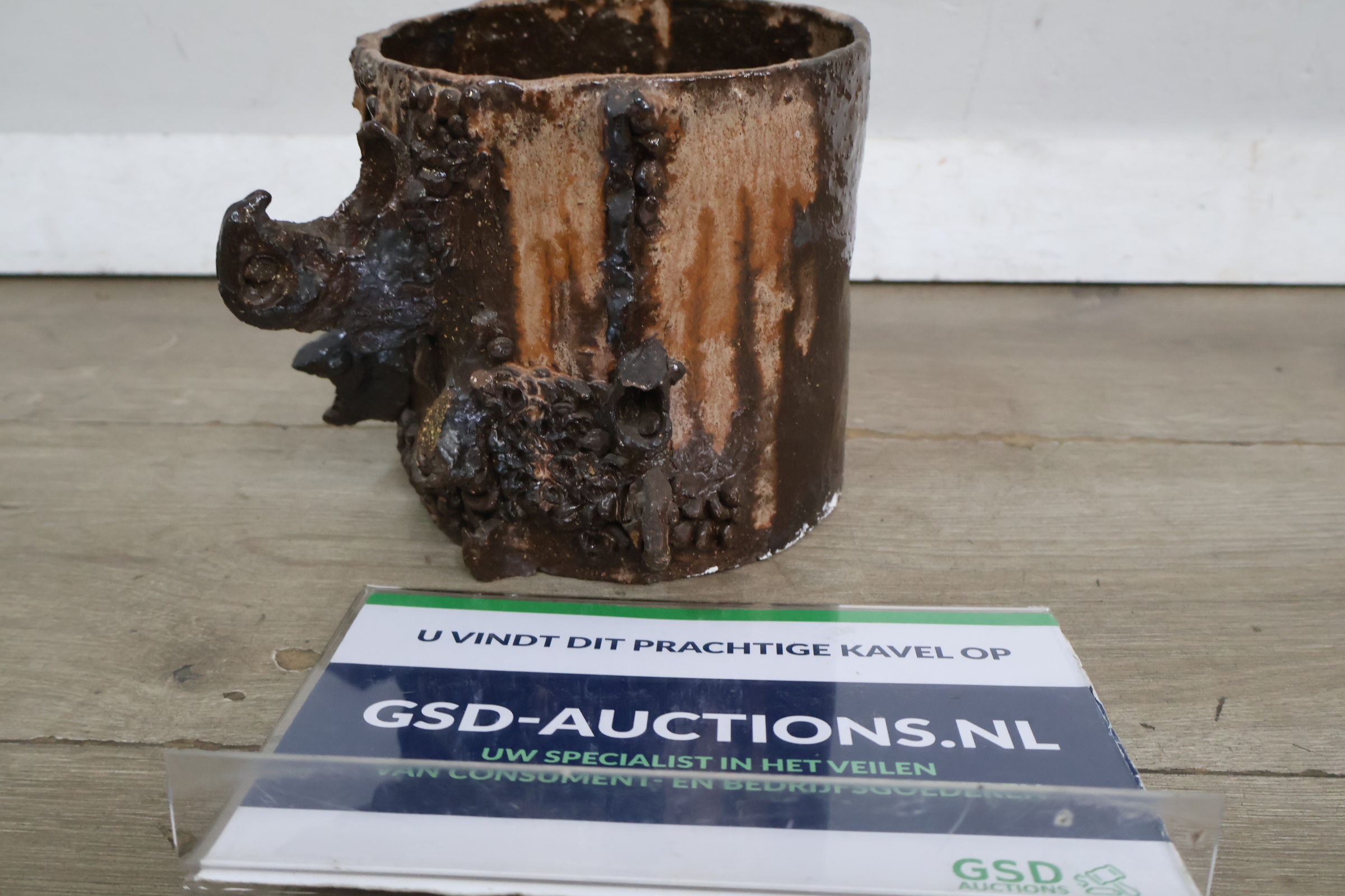 Decoratieve bruine keramische bloempot – foto 4 – kavel bij GSD Auctions, Zoeterwoude