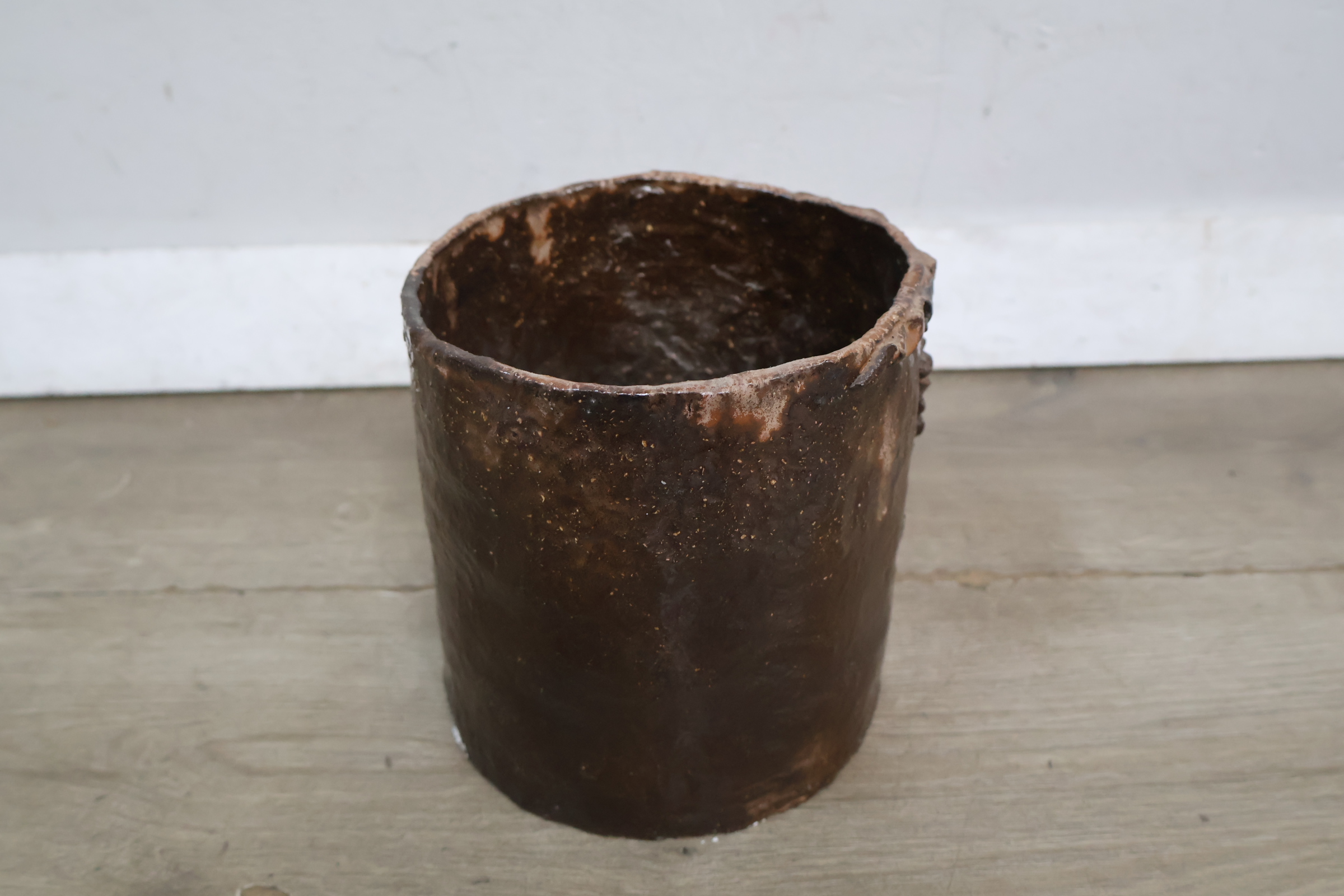Decoratieve bruine keramische bloempot – foto 6 – kavel bij GSD Auctions, Zoeterwoude