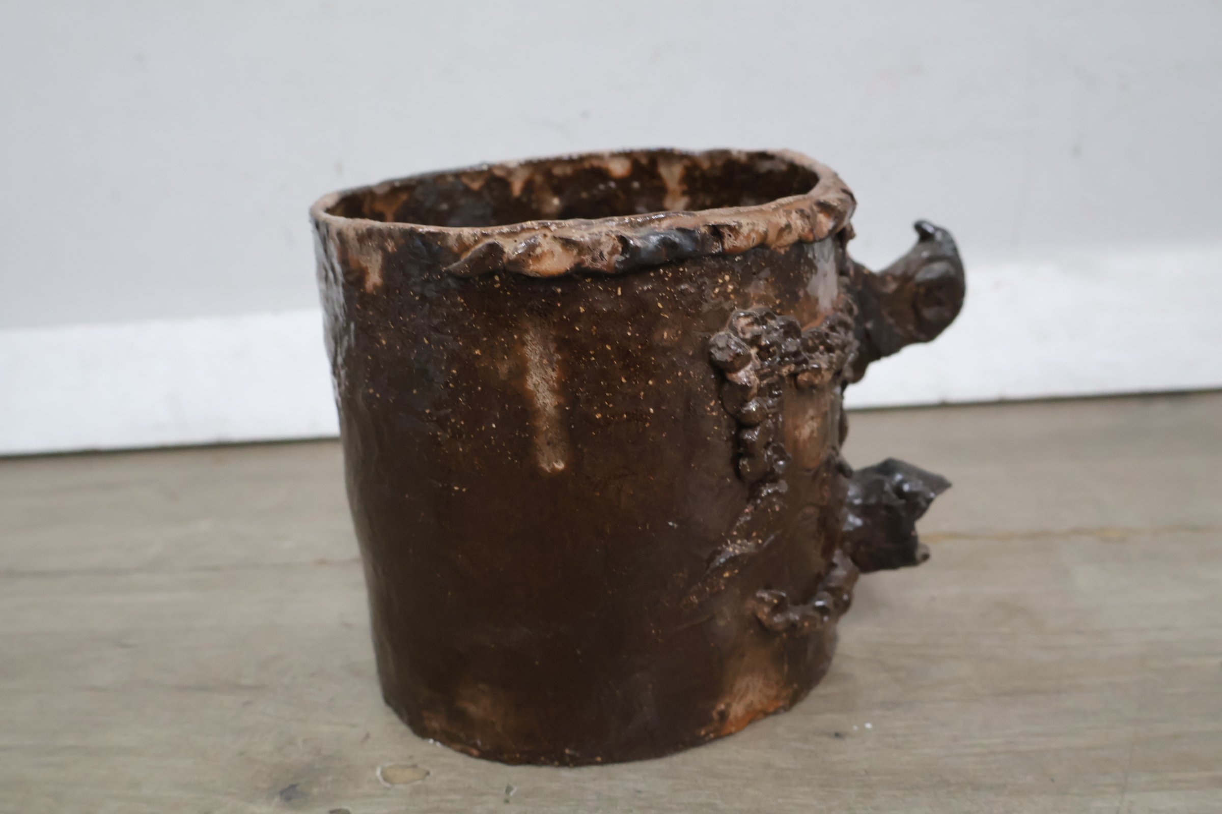 Decoratieve bruine keramische bloempot – foto 7 – kavel bij GSD Auctions, Zoeterwoude