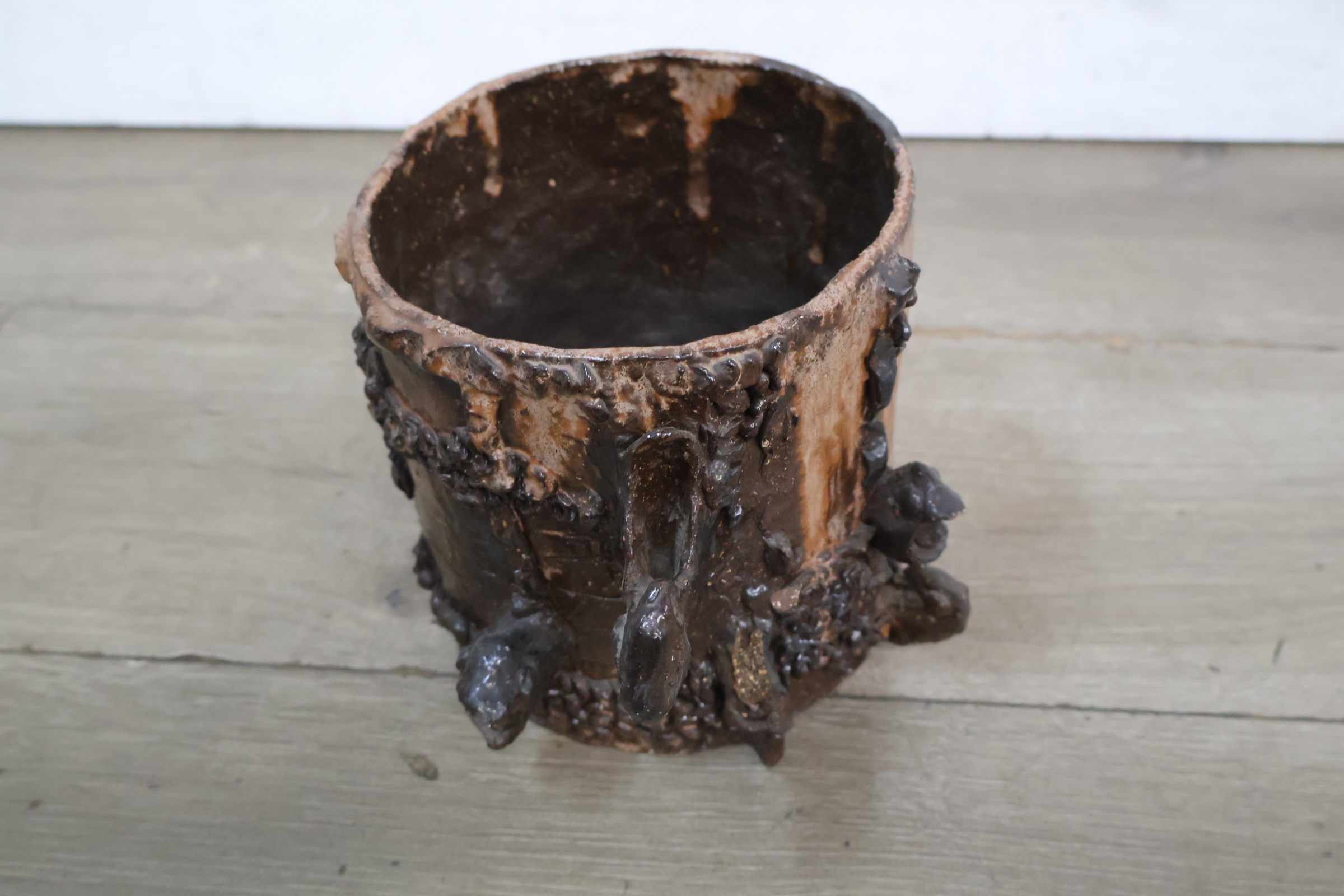 Decoratieve bruine keramische bloempot – foto 8 – kavel bij GSD Auctions, Zoeterwoude