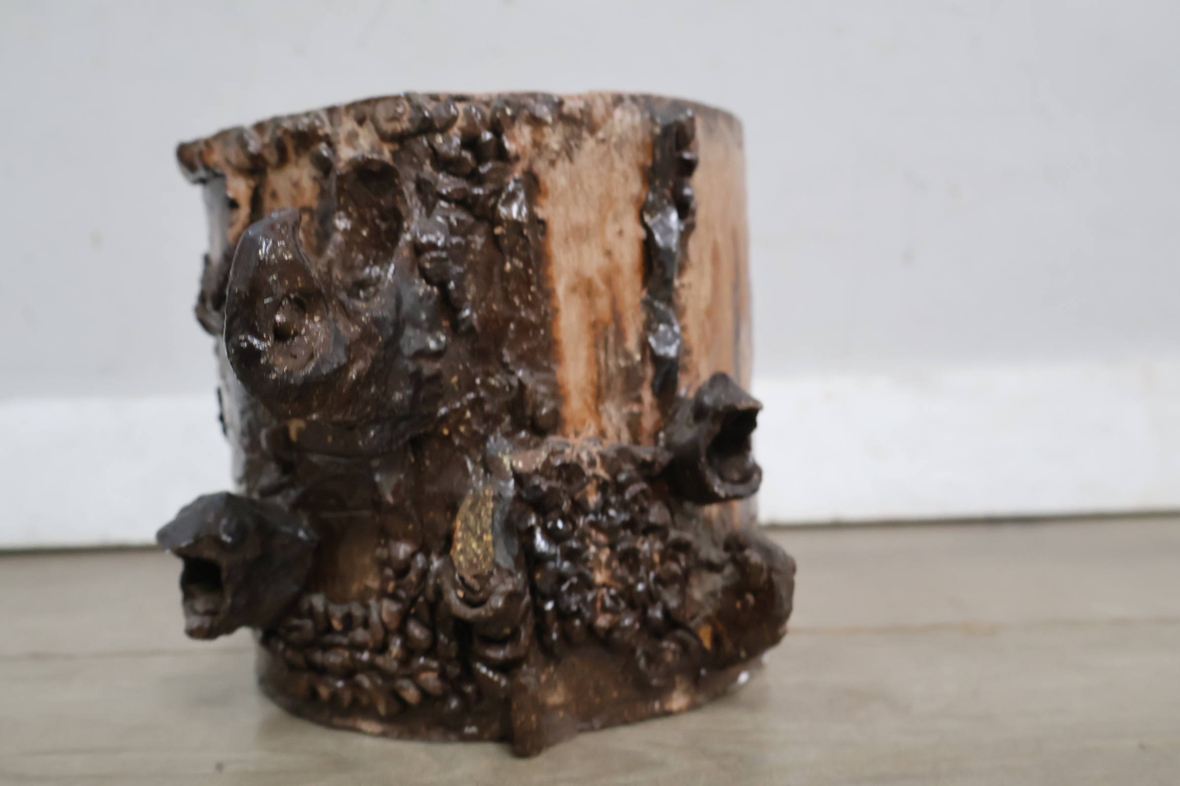 Decoratieve bruine keramische bloempot – foto 9 – kavel bij GSD Auctions, Zoeterwoude