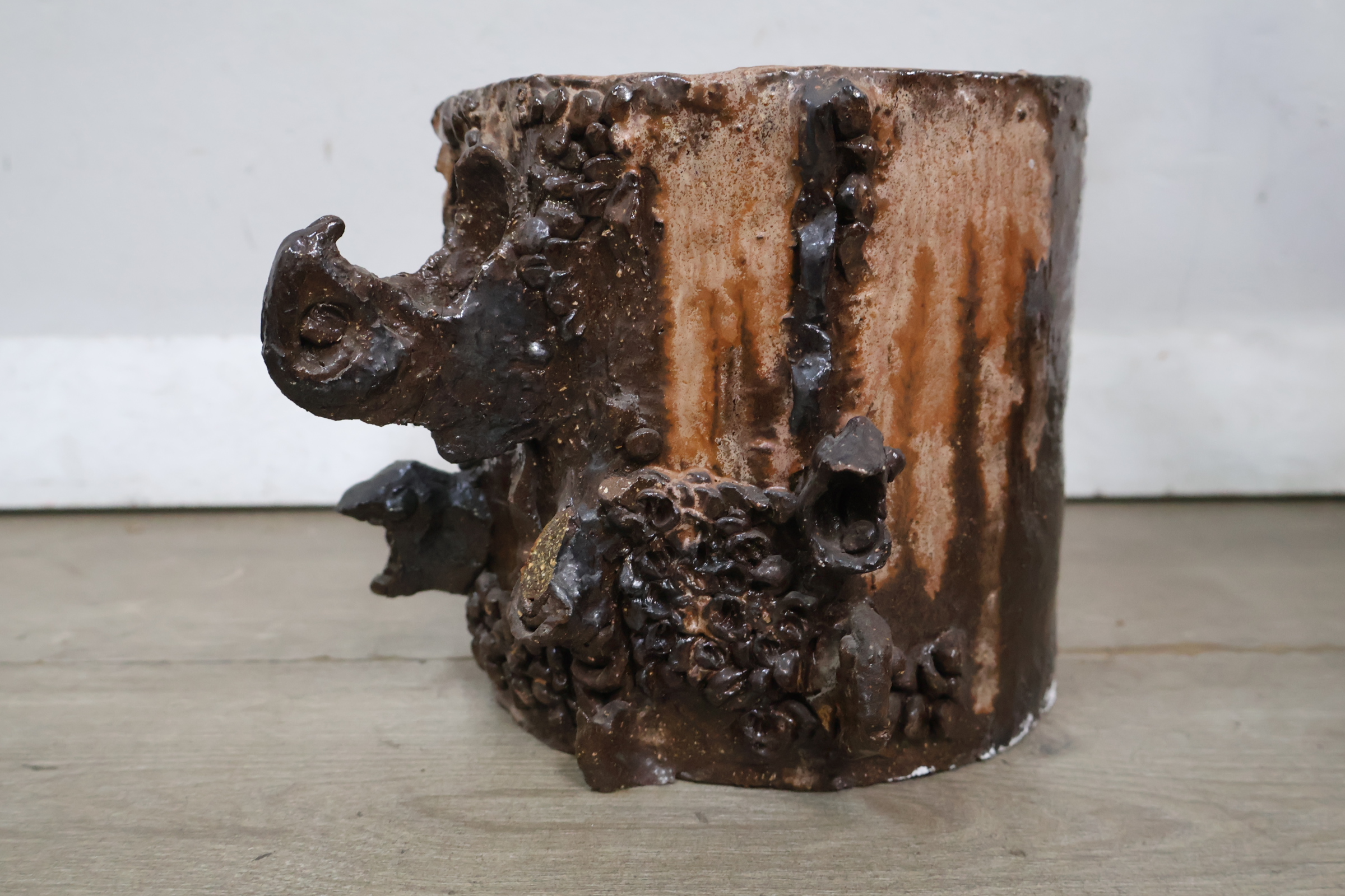 Decoratieve bruine keramische bloempot – foto 10 – kavel bij GSD Auctions, Zoeterwoude