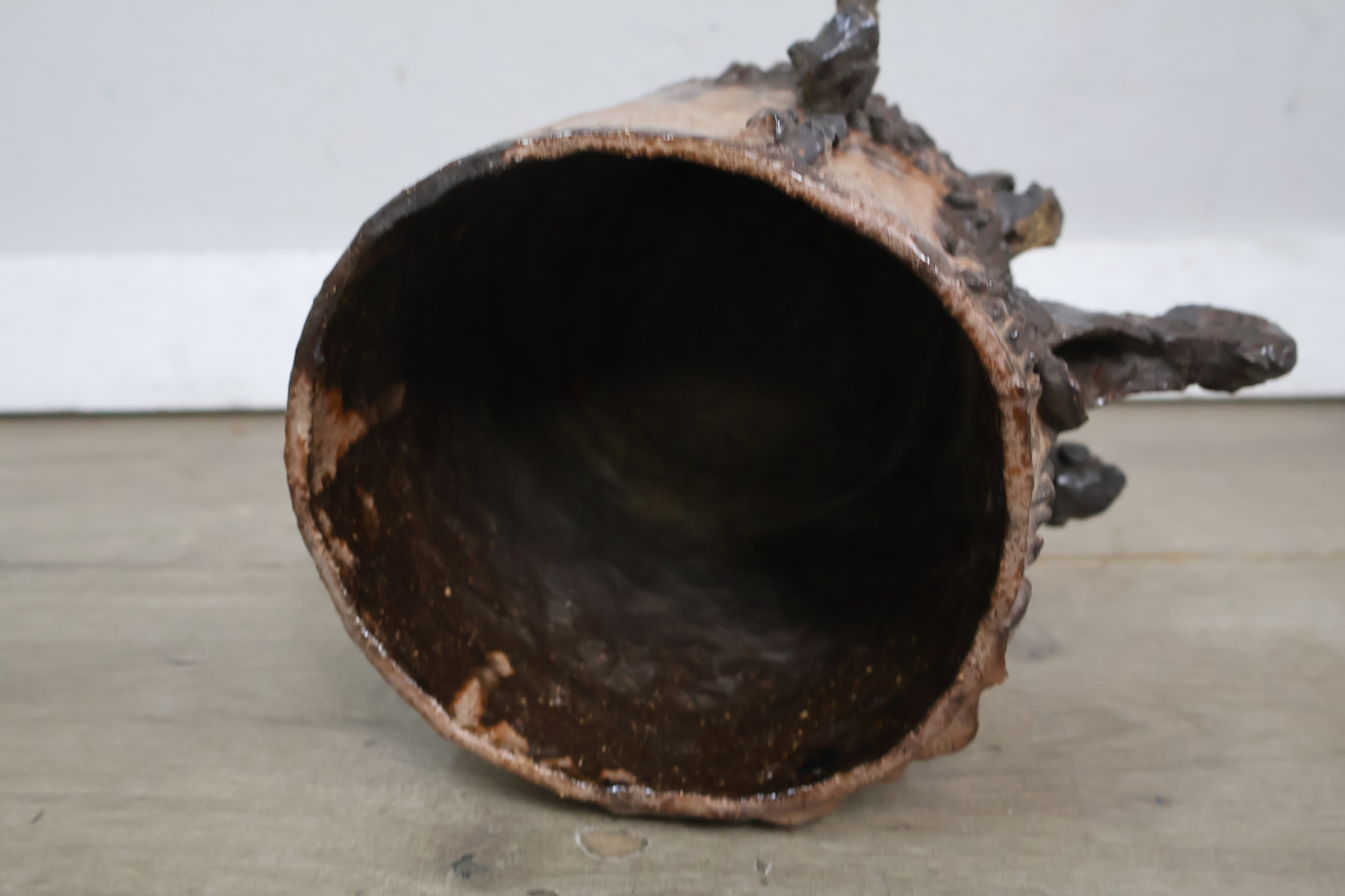 Decoratieve bruine keramische bloempot – foto 11 – kavel bij GSD Auctions, Zoeterwoude